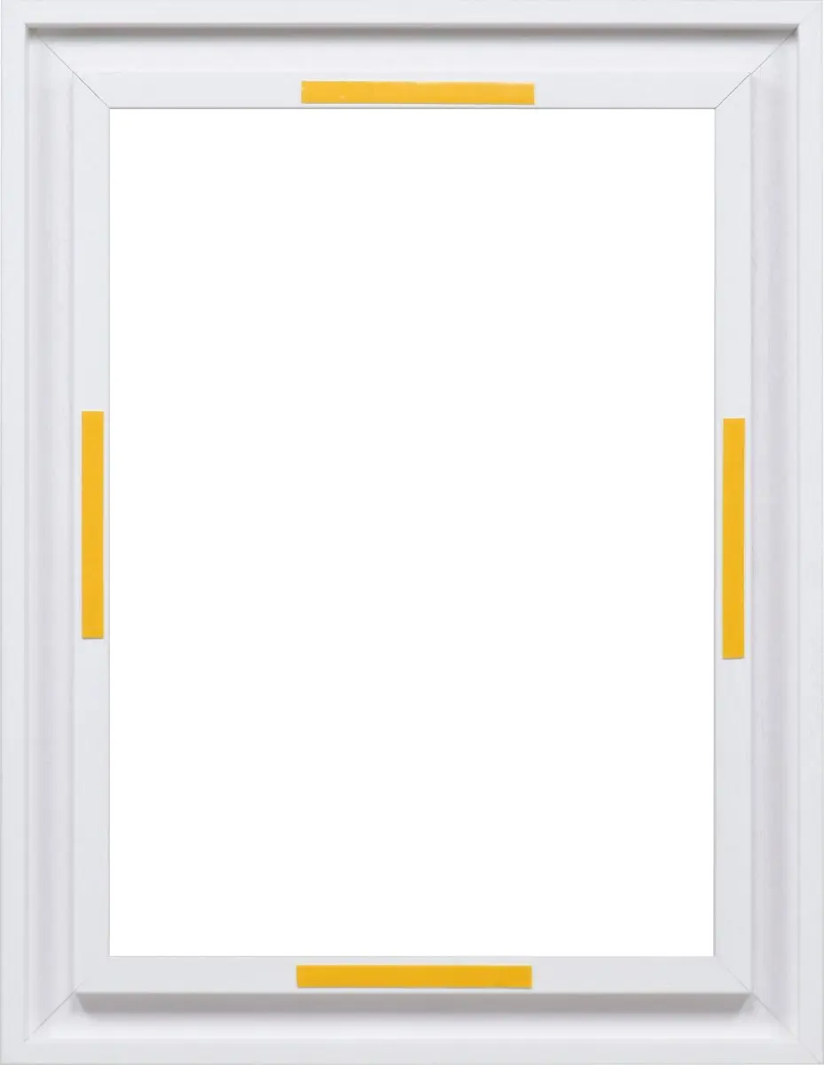 Vooraanzicht van een witte, eenvoudige houten lijst