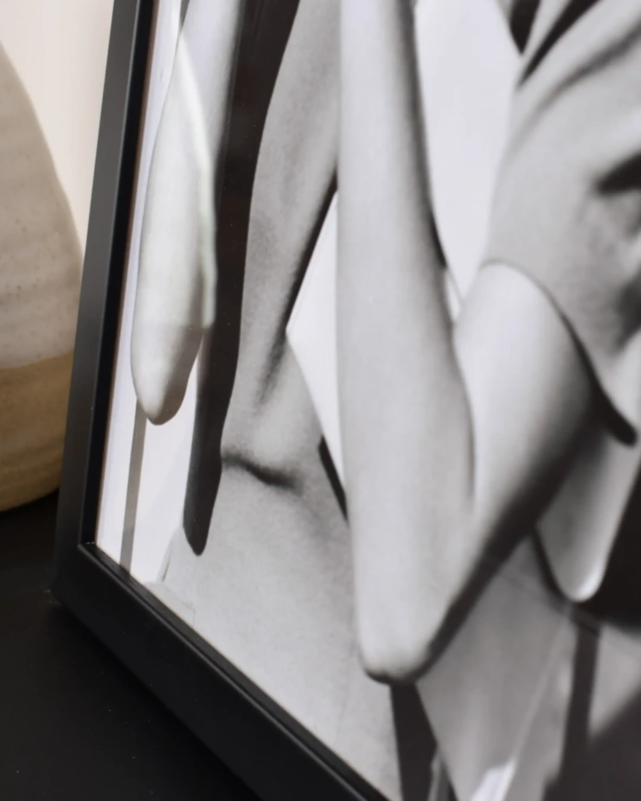 Houten fotolijst Paula Zwart in een interieur
