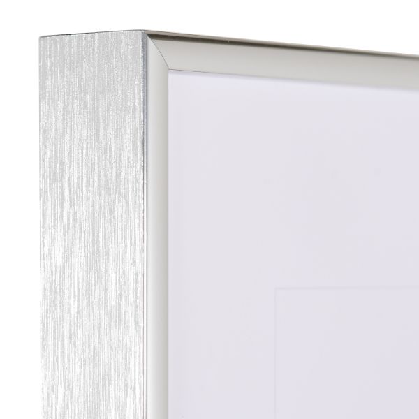 Ansicht der Ecke eines silbernen, sehr formstabilen Aluminiumrahmens mit patentiertem Eckverbindersystem