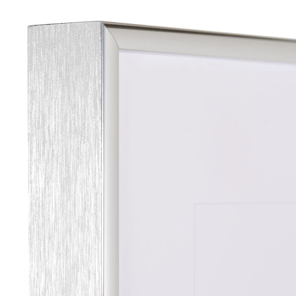 Ansicht der Ecke eines silbernen, sehr formstabilen Aluminiumrahmens mit patentiertem Eckverbindersystem