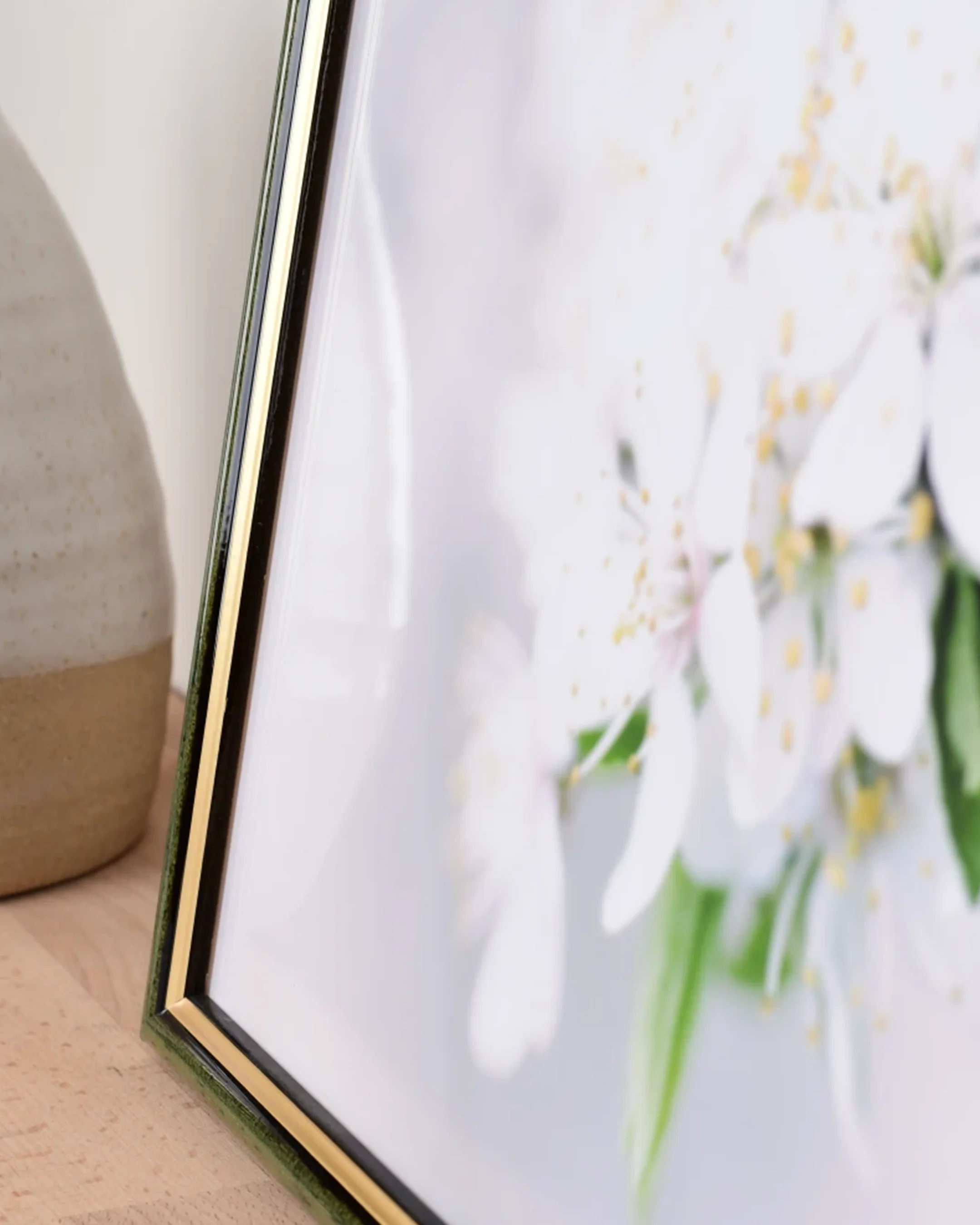 Houten fotolijst Carina groen in een interieur