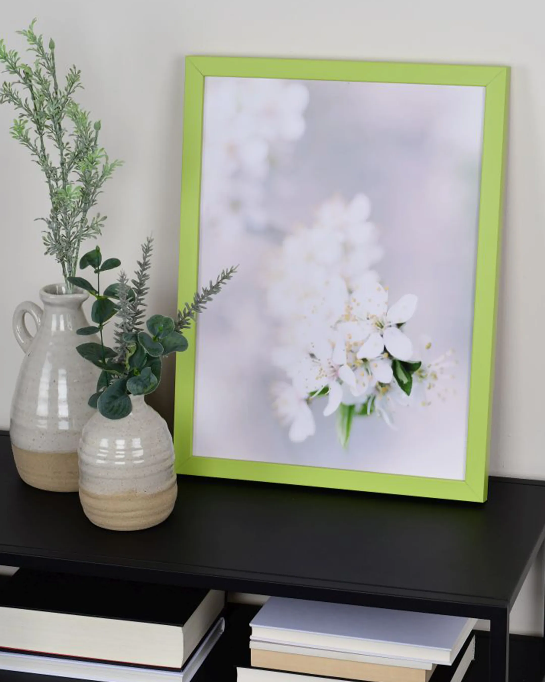 Houten fotolijst Paula Groen in een interieur