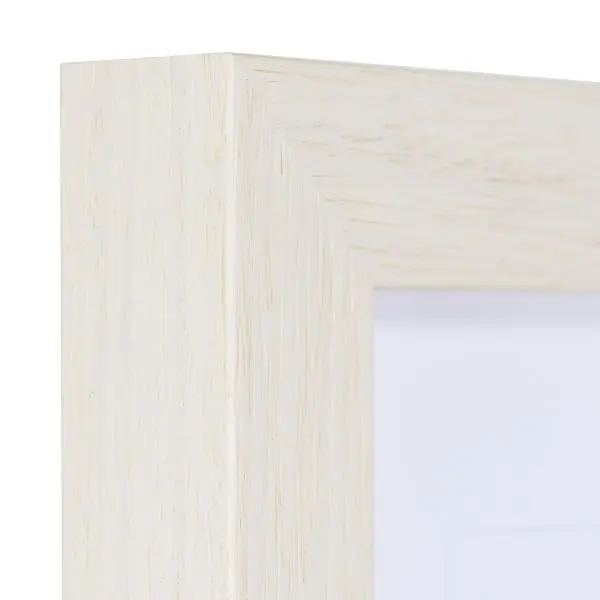 Ansicht der Ecke eines weissen Holzrahmens, offenporig lackiert mit sicht-und fÃ¼hlbarer Holzstruktur