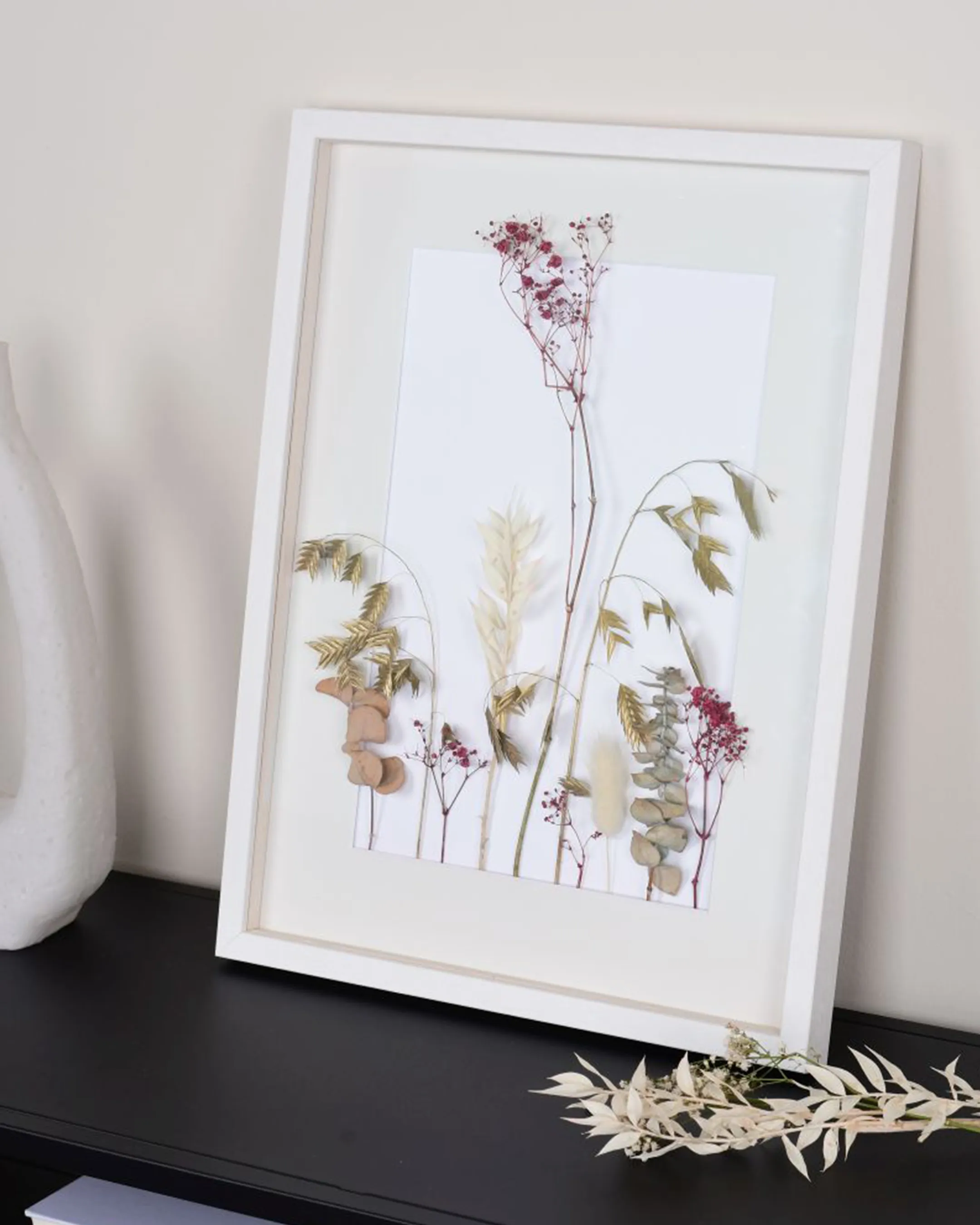 Houten fotolijst Nele met afstandslijst Wit in een interieur
