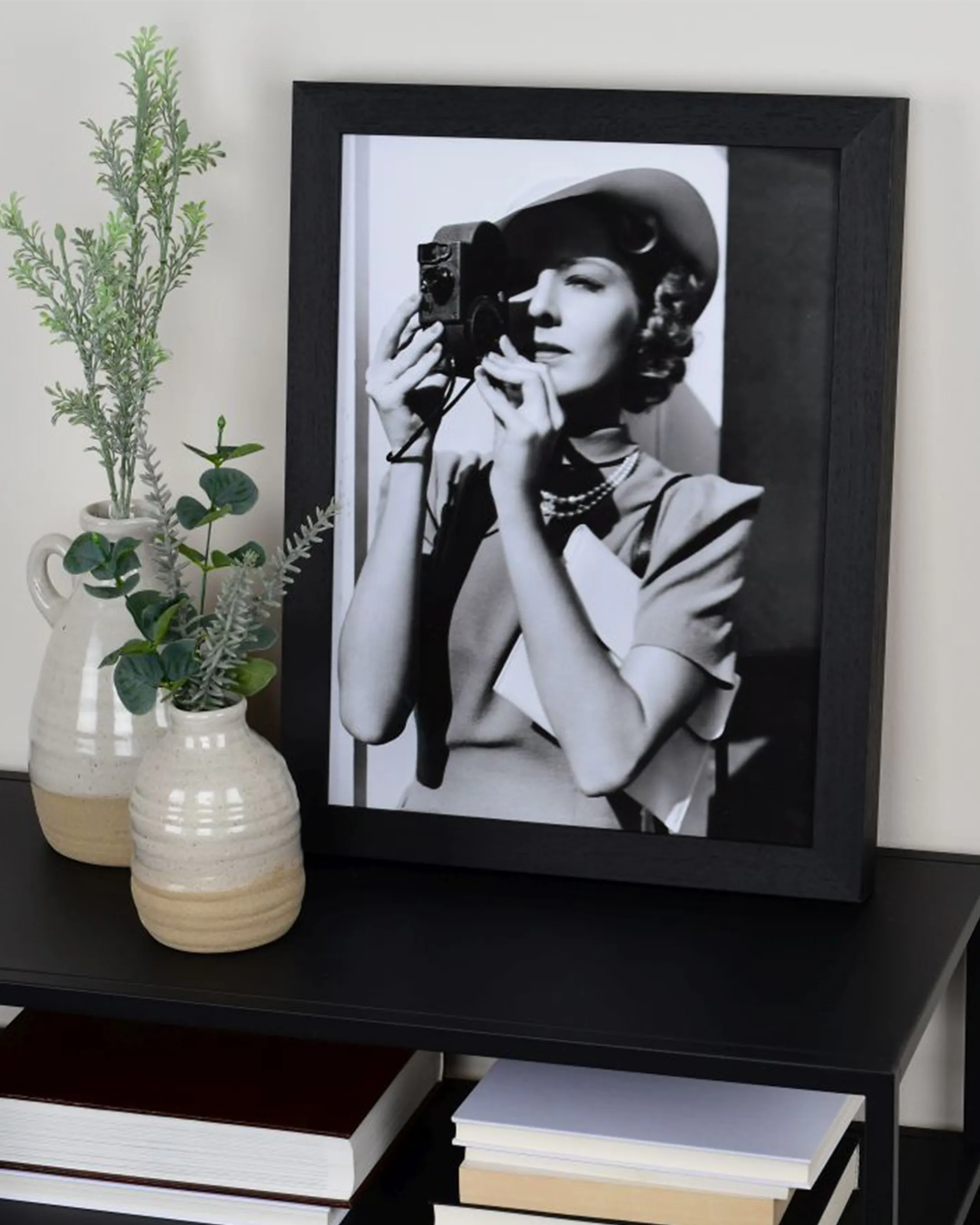 Houten fotolijst Linda zwart in een interieur