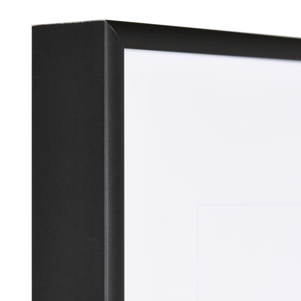 Ansicht der Ecke eines schwarzen, sehr formstabilen Aluminiumrahmens mit patentiertem Eckverbindersystem
