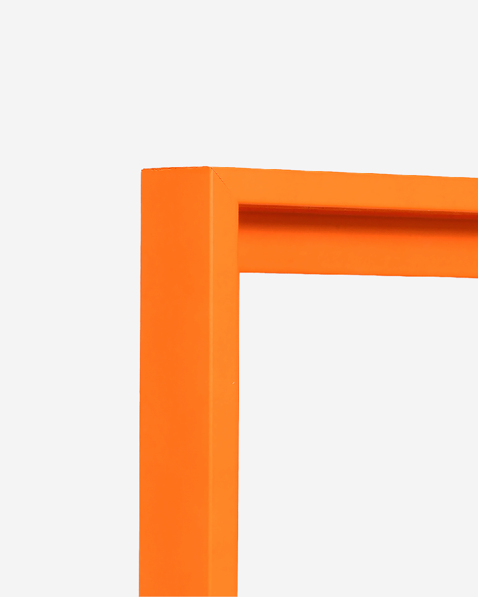 Aanzicht van de hoek van een baklijst in neonoranje voor doeken