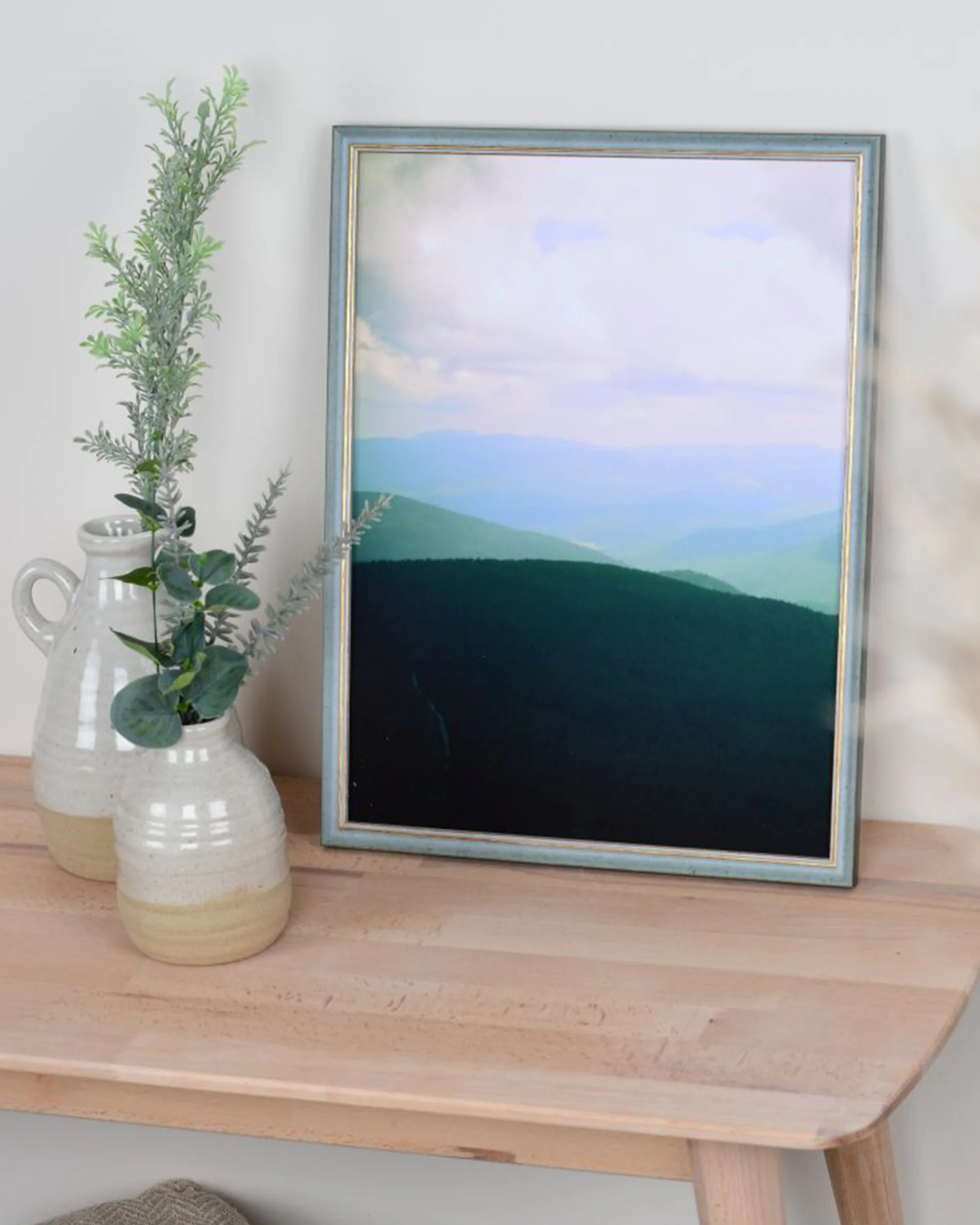 Vintage houten fotolijst Alma blauw in een interieur