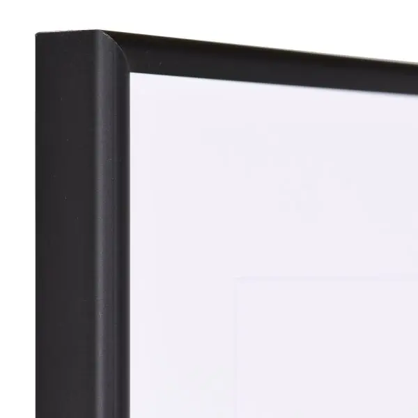 Ansicht der Ecke eines schwarzen, modernen Rahmens aus eloxiertem Aluminium mit robustem Halbrundprofil