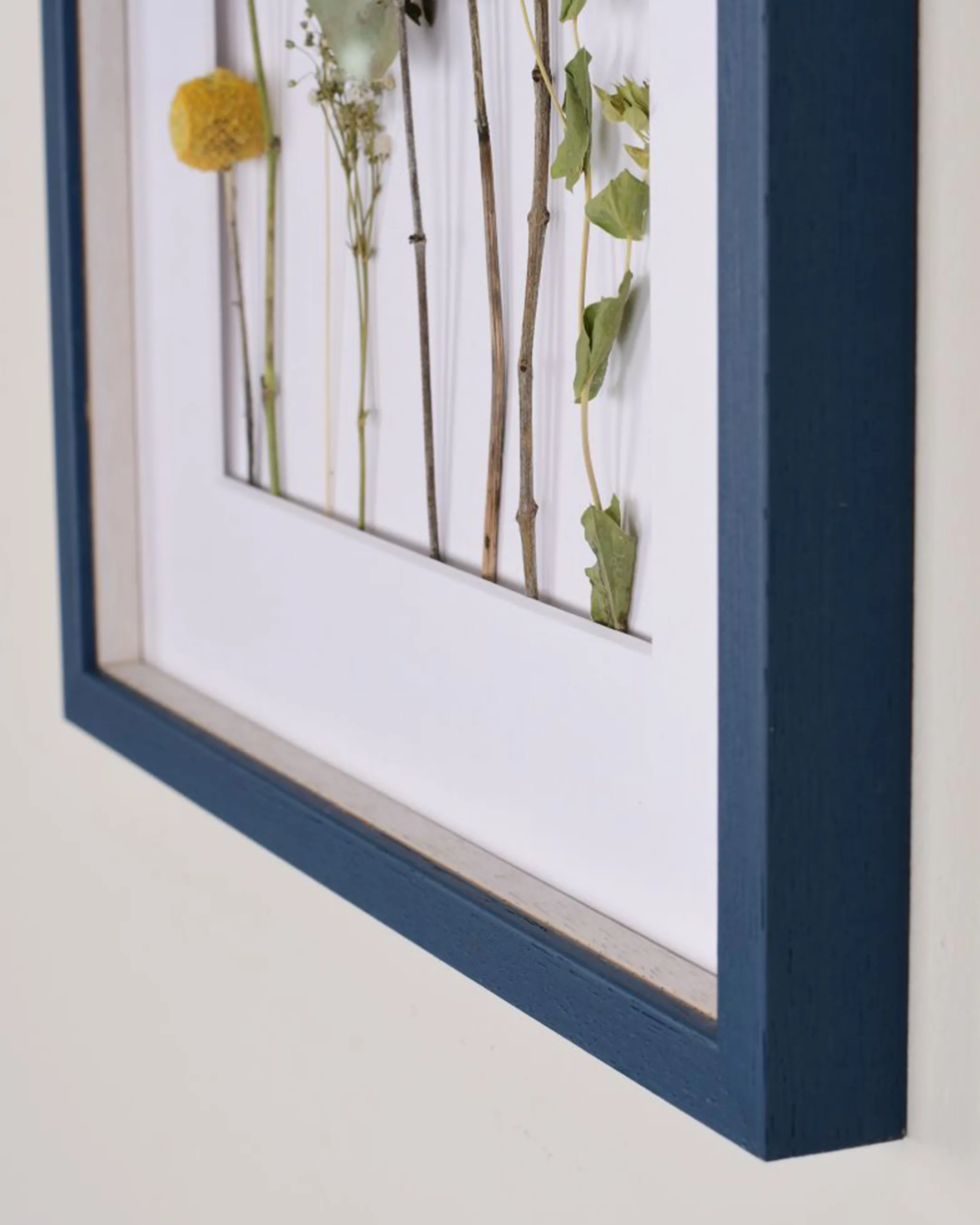 Houten fotolijst Nele met afstandslijst Blauw in een interieur