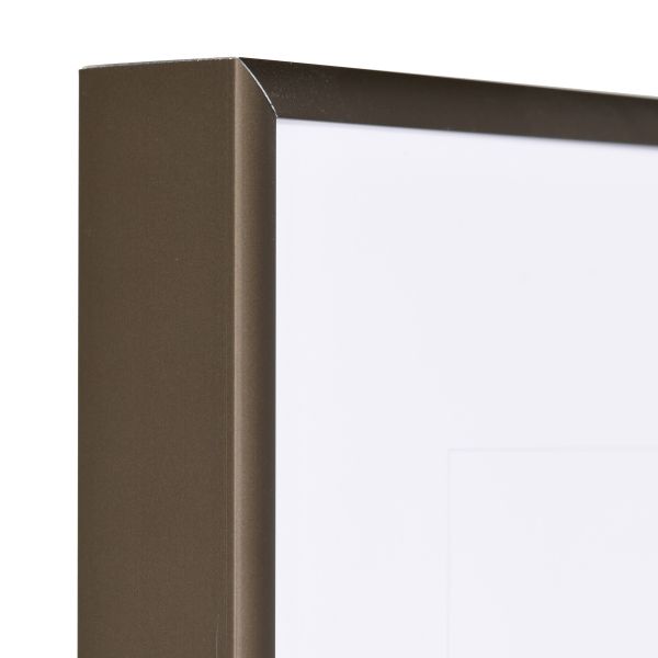 Ansicht der Ecke eines bronzefarbenen, sehr formstabilen Aluminiumrahmens mit patentiertem Eckverbindersystem
