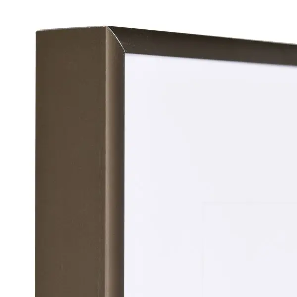 Ansicht der Ecke eines bronzefarbenen, sehr formstabilen Aluminiumrahmens mit patentiertem Eckverbindersystem