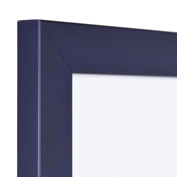 Ansicht der Ecke eines blauen Bilderrahmens mit sichtbarer Holzstruktur, glatter OberflÃ¤che und kantigem, schlichtem Profil