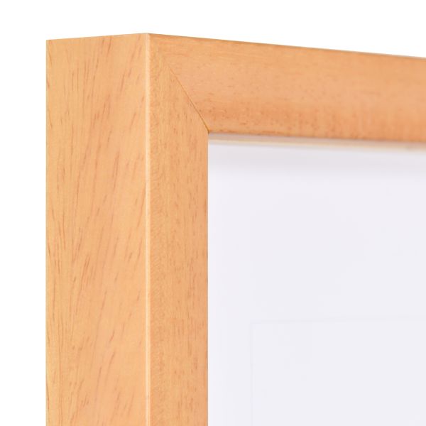 Ansicht der Ecke eines honigfarbenen Bilderrahmens mit glatter OberflÃ¤che und schlichtem Design