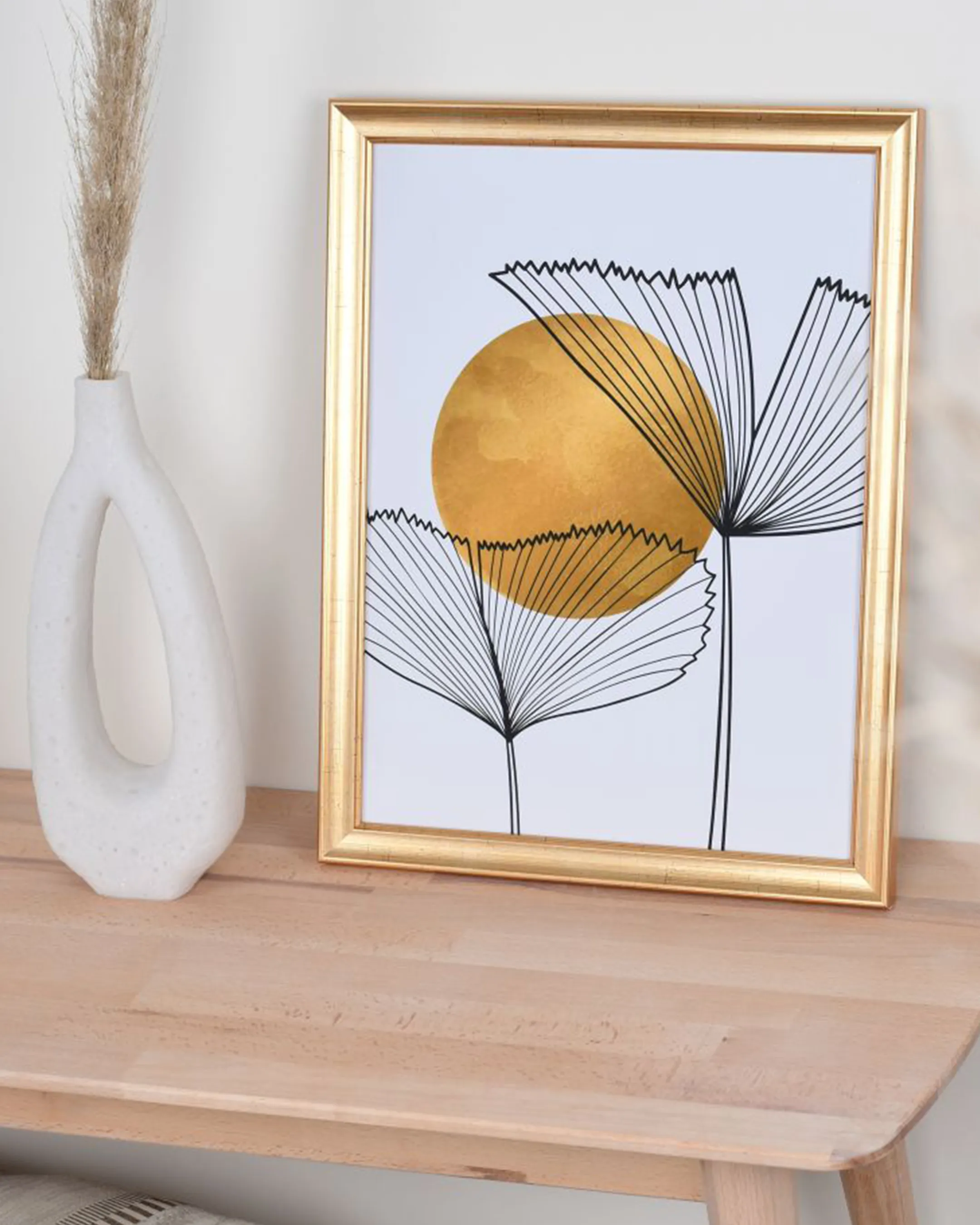 Houten fotolijst Kaja oudgoud in een interieur