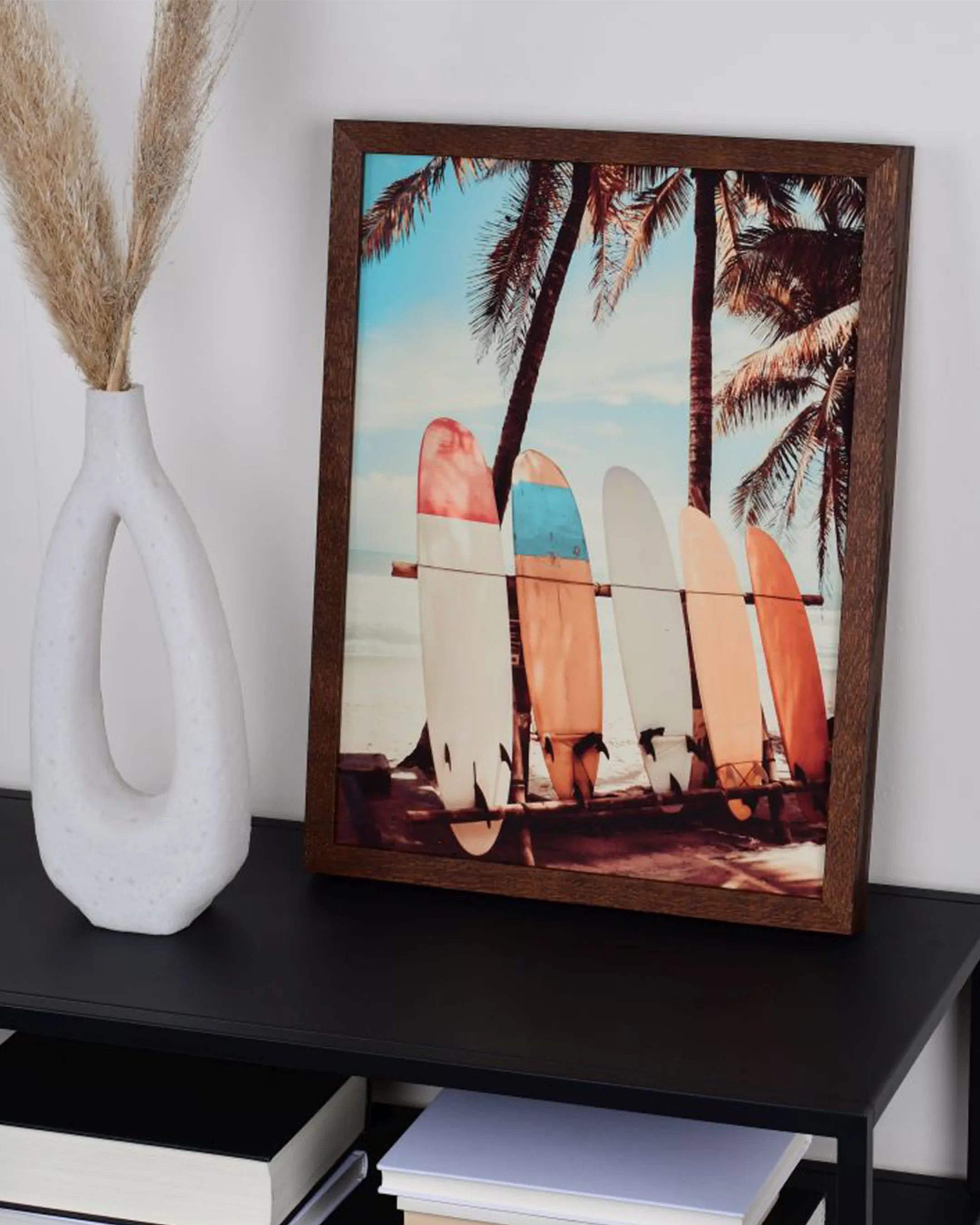 Houten fotolijst Lara noten in een interieur