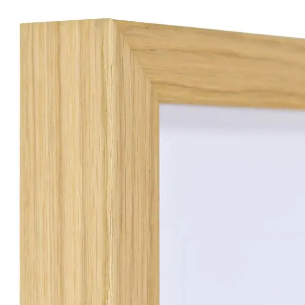 Ansicht der Ecke eines furnierten Massivholzrahmens in Eiche mit natÃ¼rlicher Maserung im Landhausstil
