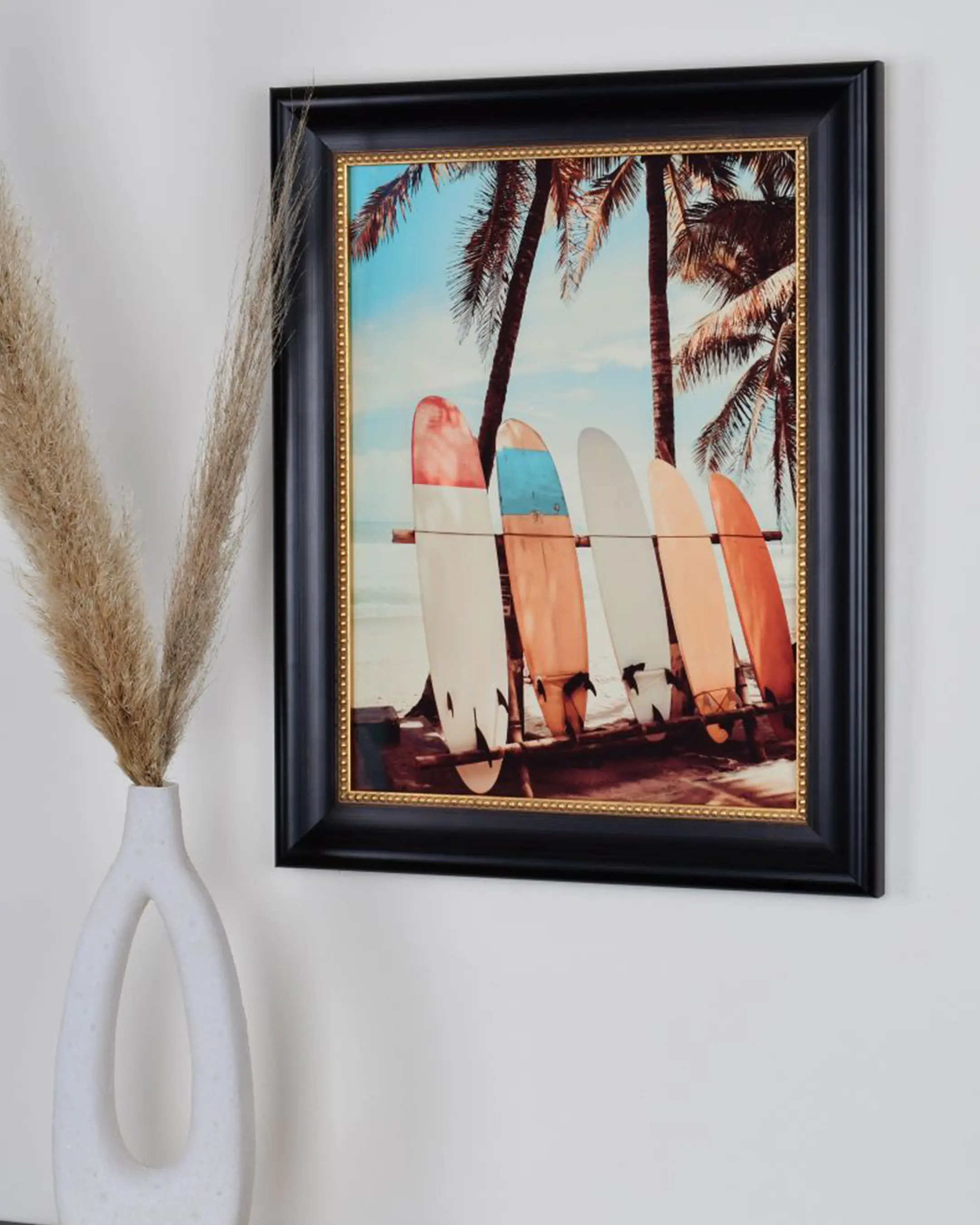 Barok houten fotolijst Valentina zwart in een interieur