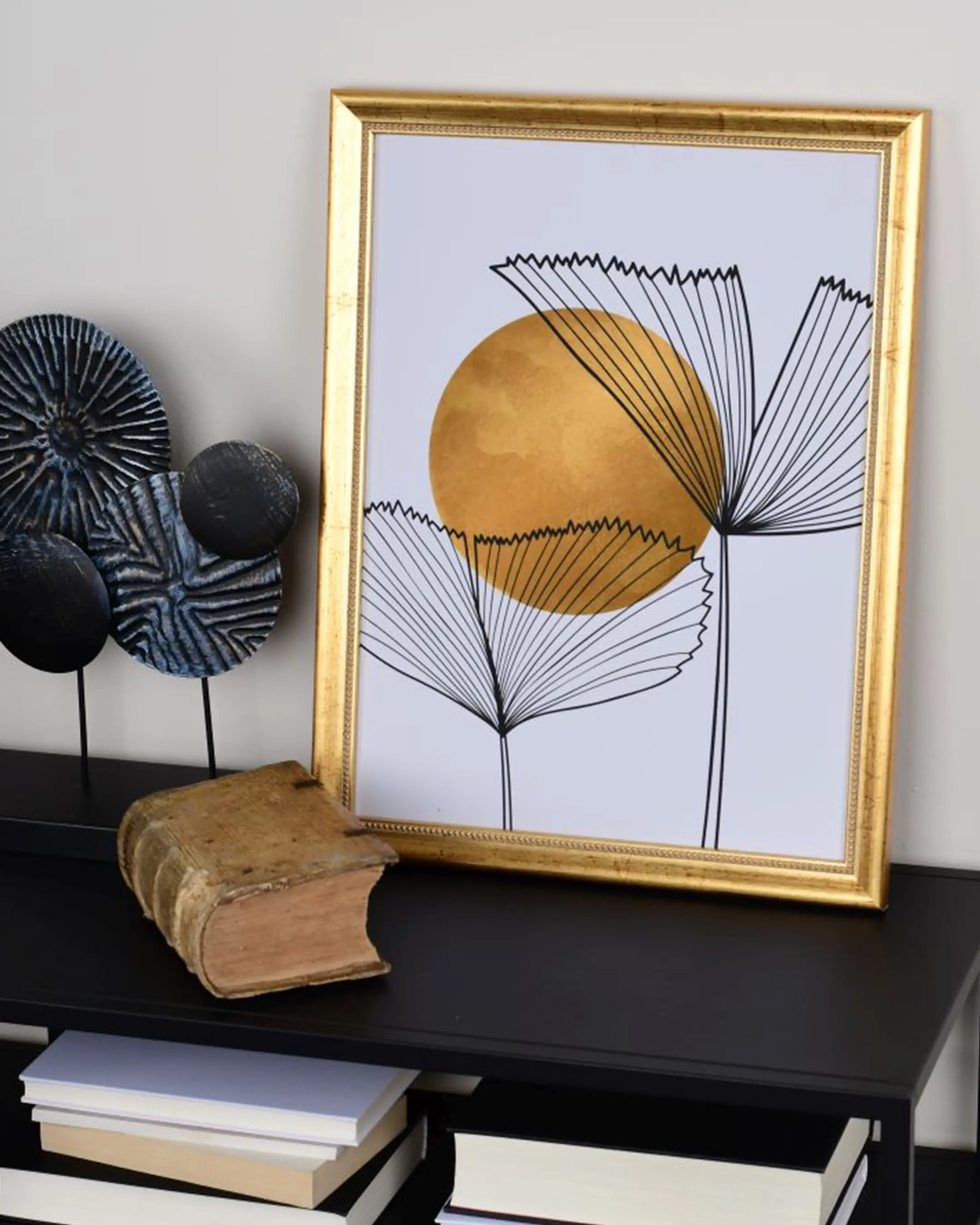 Barok houten fotolijst Pia goud in een interieur