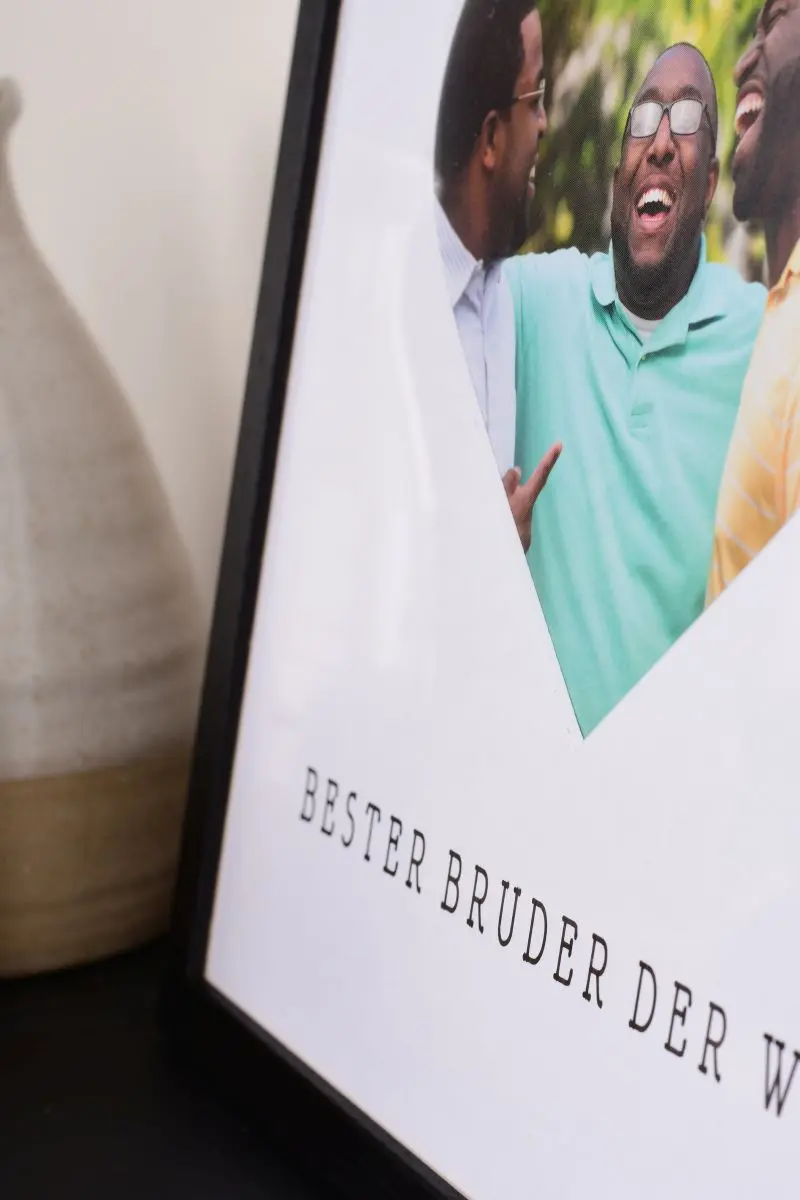 Nahaufnahme eines Bilderrahmens 30x30 in Schwarz mit Herzausschnitt fÃ¼r den besten Bruder der Welt