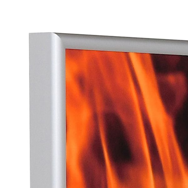 Ansicht der Ecke eines silbernen Brandschutzrahmens aus einem Halbrundprofil und eloxiertem Aluminium