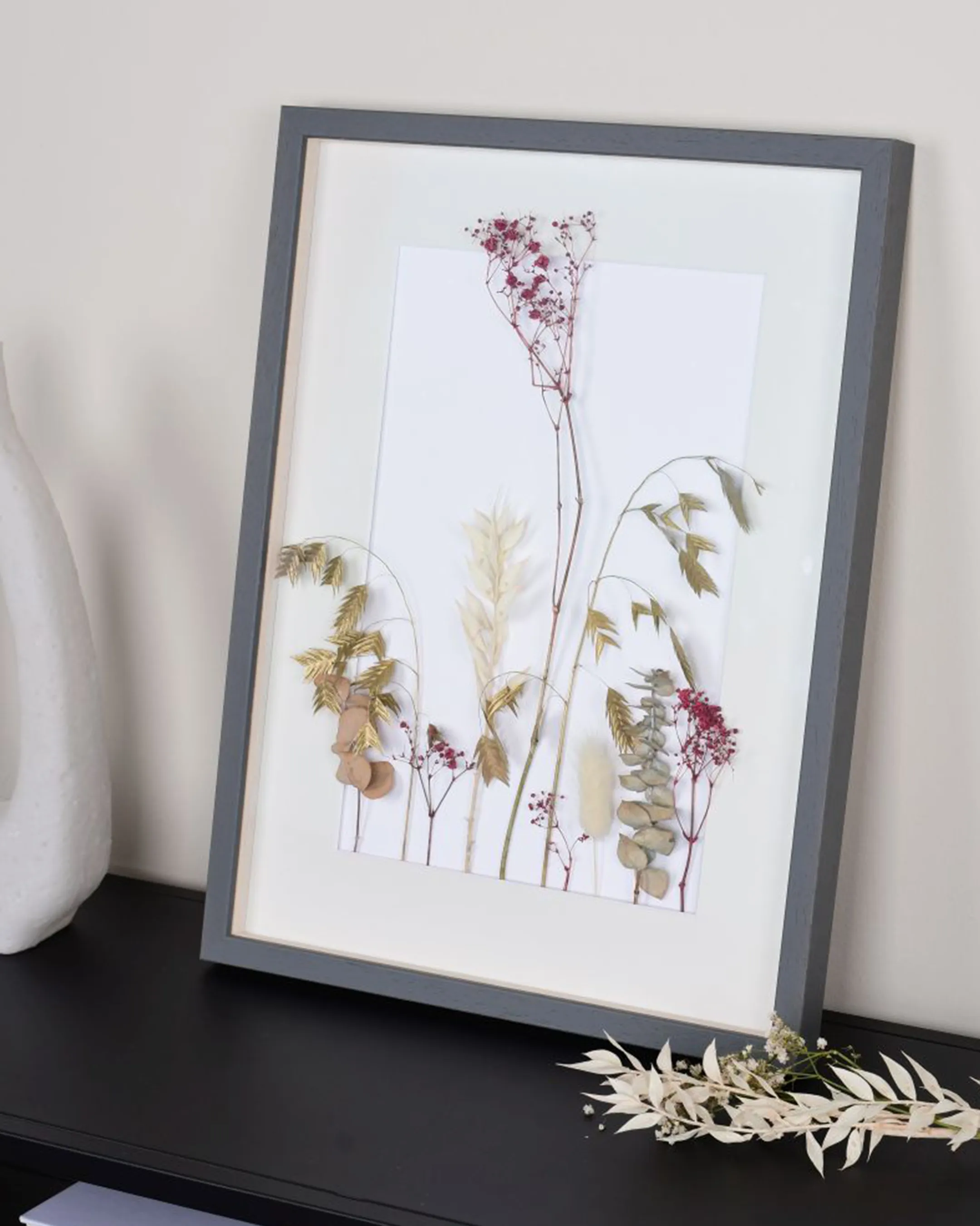 Houten fotolijst Nele met afstandslijst Antraciet in een interieur