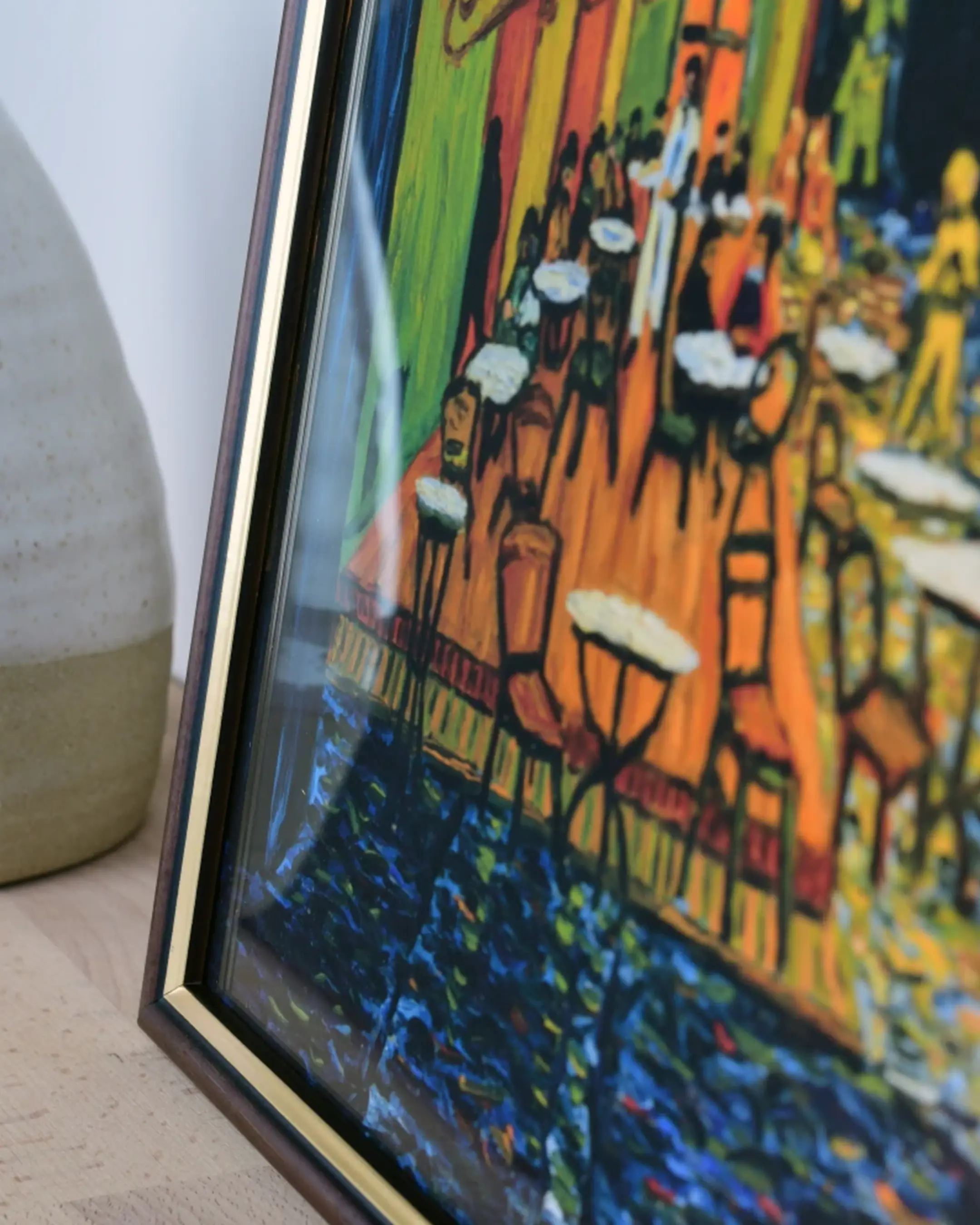 Houten fotolijst Carina bruin in een interieur