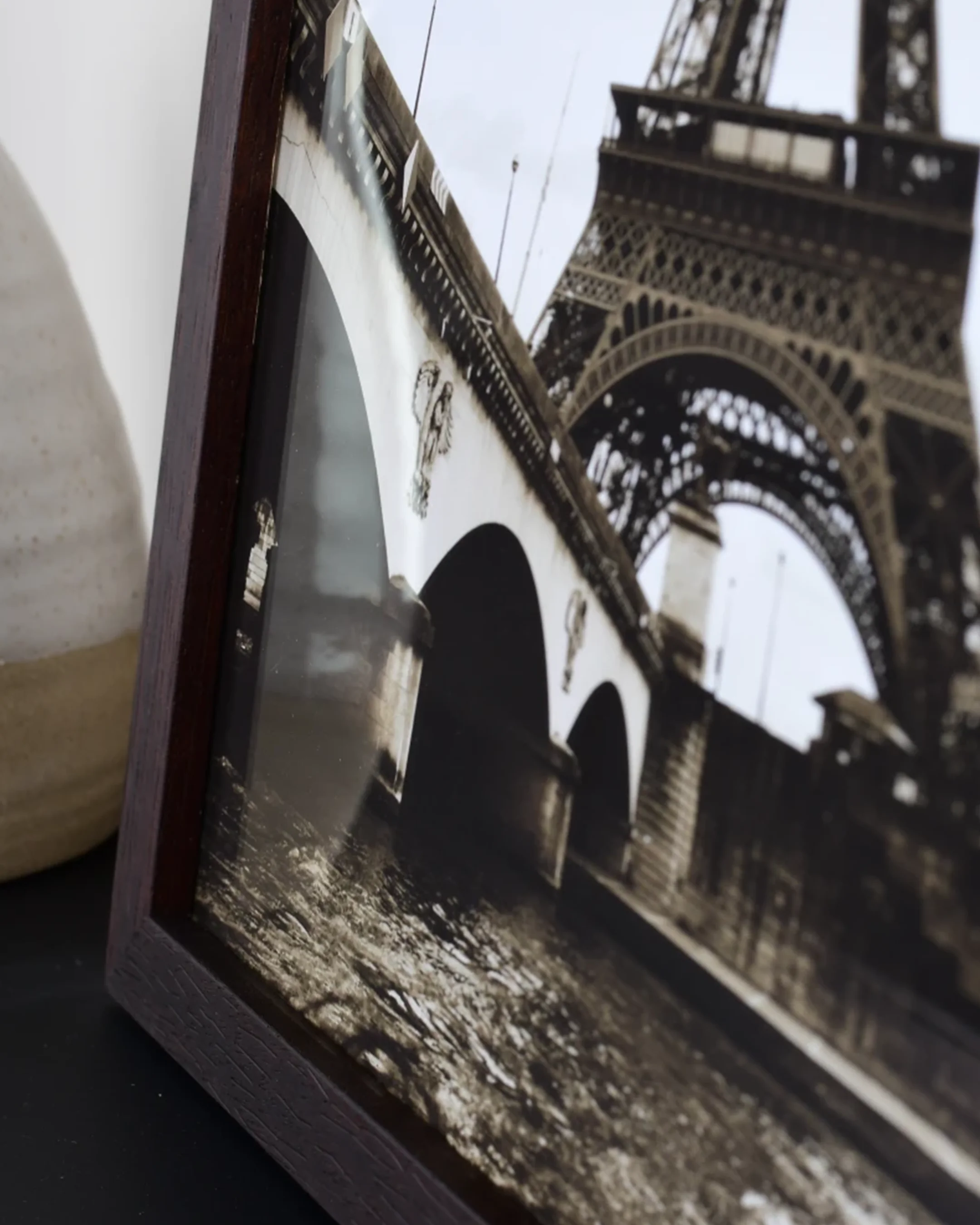 Houten fotolijst Elva wenge in een interieur