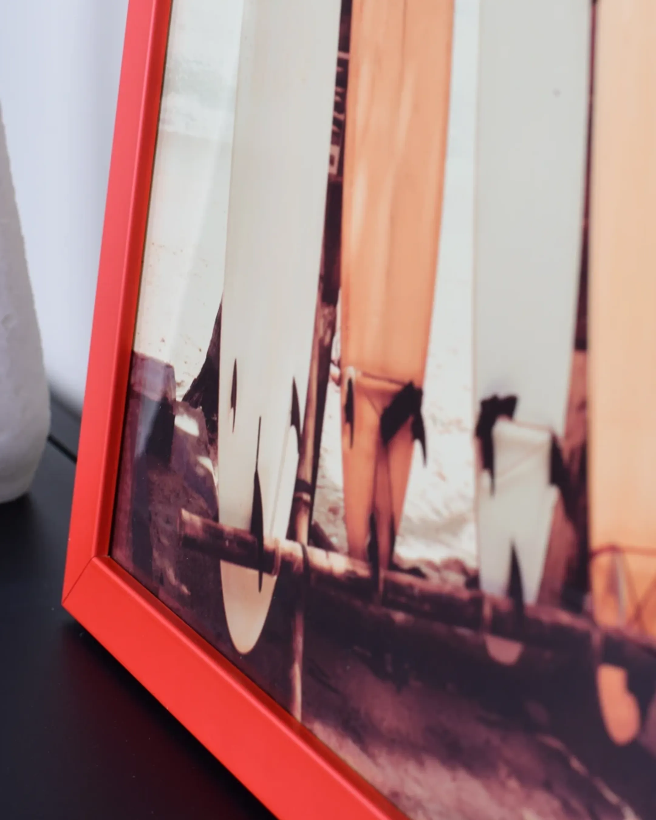 Houten fotolijst Paula Rood in een interieur