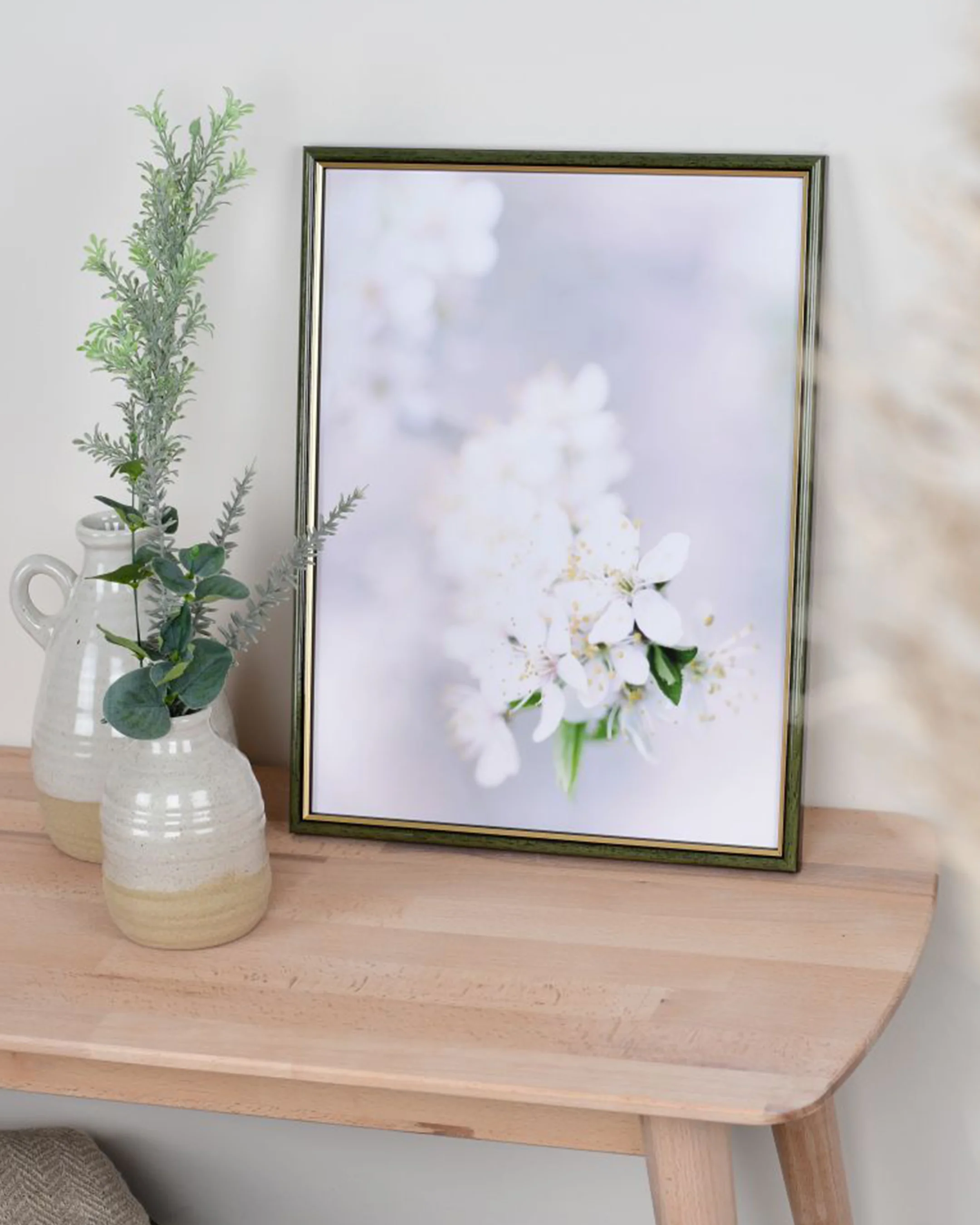 Houten fotolijst Carina groen in een interieur