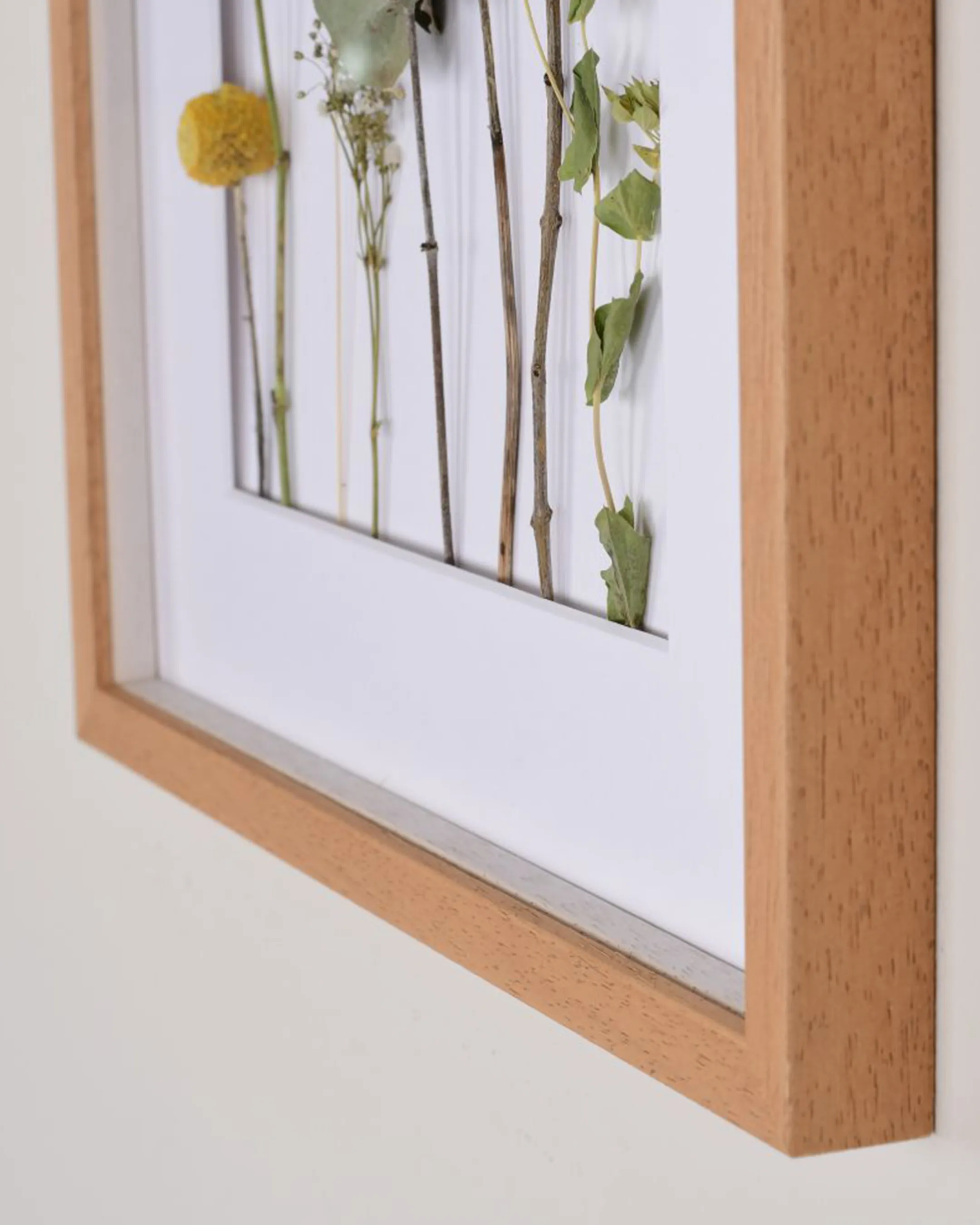 Houten fotolijst Nele met afstandslijst Eiken in een interieur