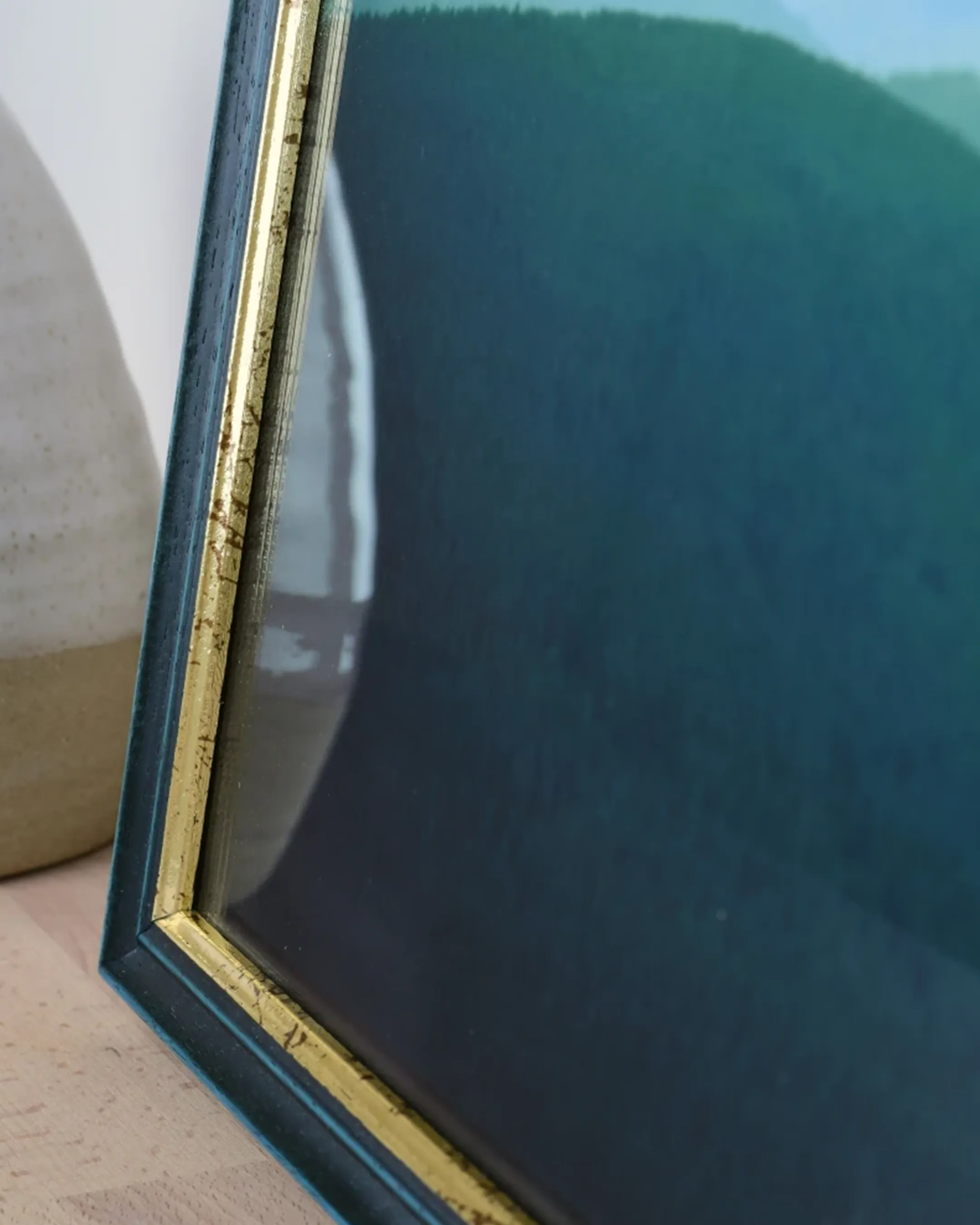 Houten fotolijst Annelie blauw in een interieur