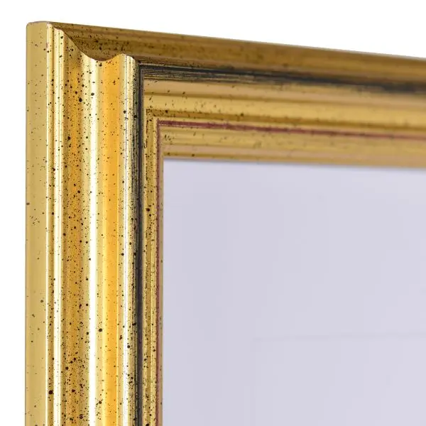 Hoekaanzicht van een gouden houten lijst in barokstijl met steil oplopende reliëf