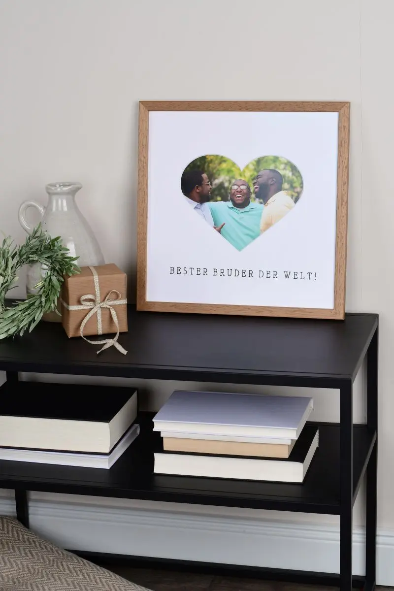Bilderrahmen 30x30 in Weiss mit Herzausschnitt fÃ¼r den besten Bruder der Welt in Wohnambiente