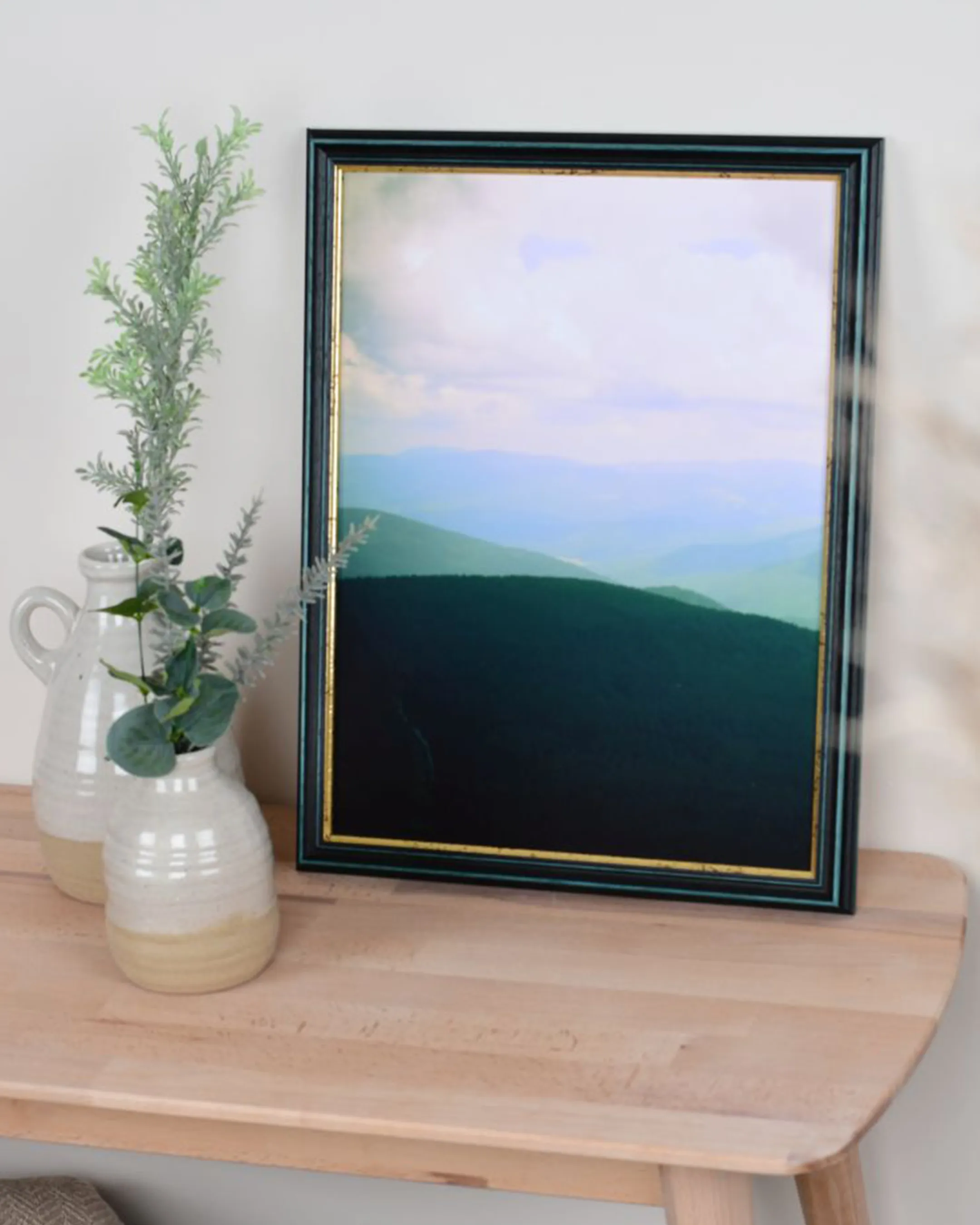 Houten fotolijst Annelie blauw in een interieur