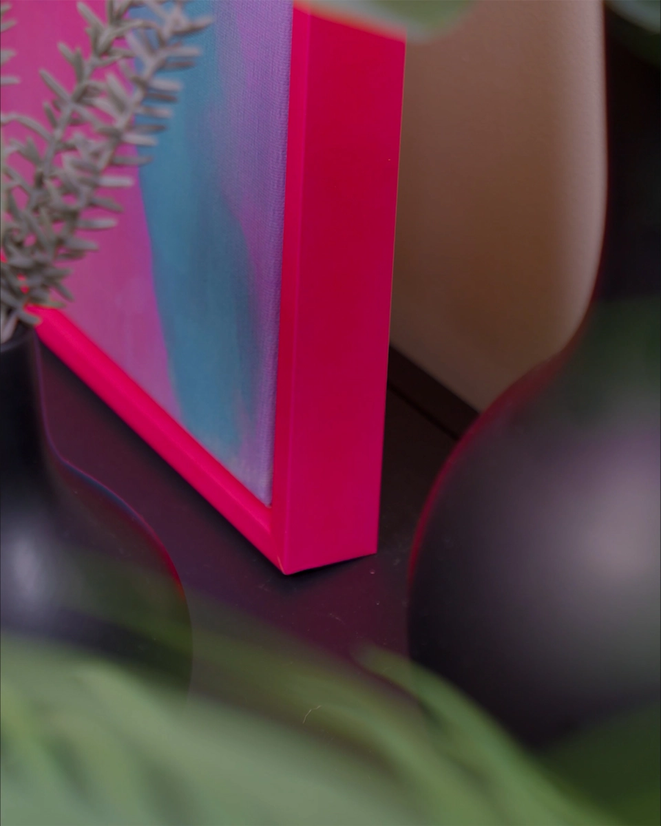 Detailopname van de hoek van baklijst Jill in fel neonroze voor canvasdoeken in een huiselijke sfeer