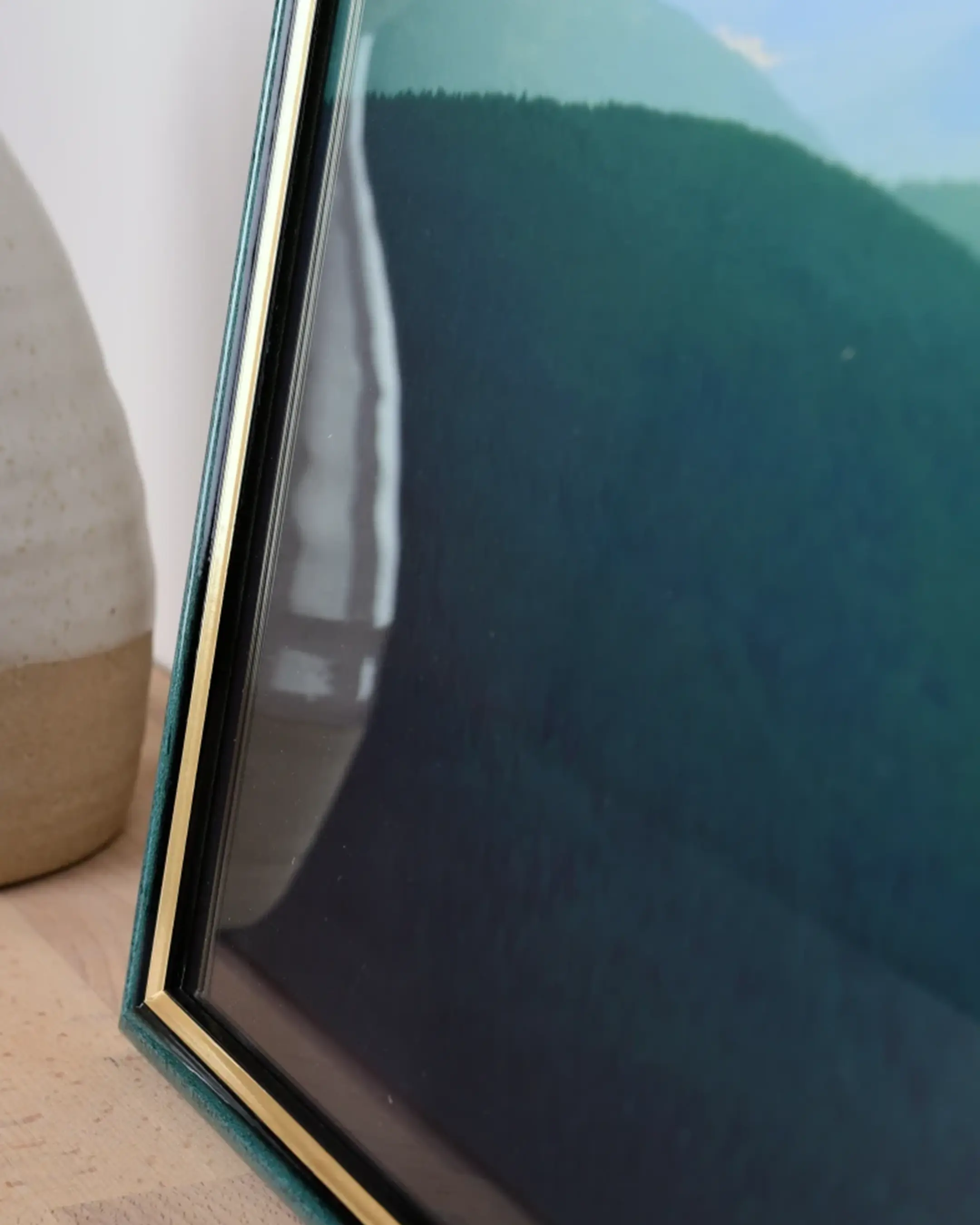 Houten fotolijst Carina blauw in een interieur