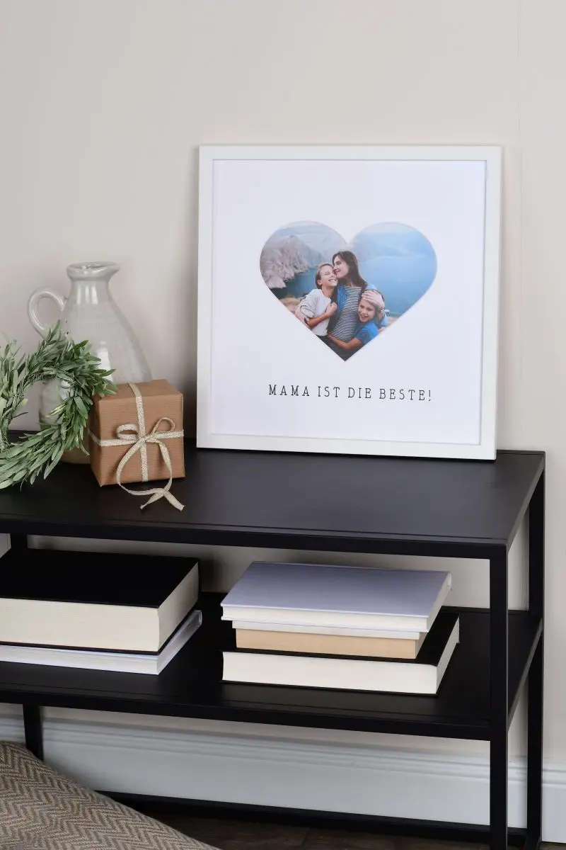 Fotolijst 30x30 in wit met hartuitsparing voor mama in woonomgeving