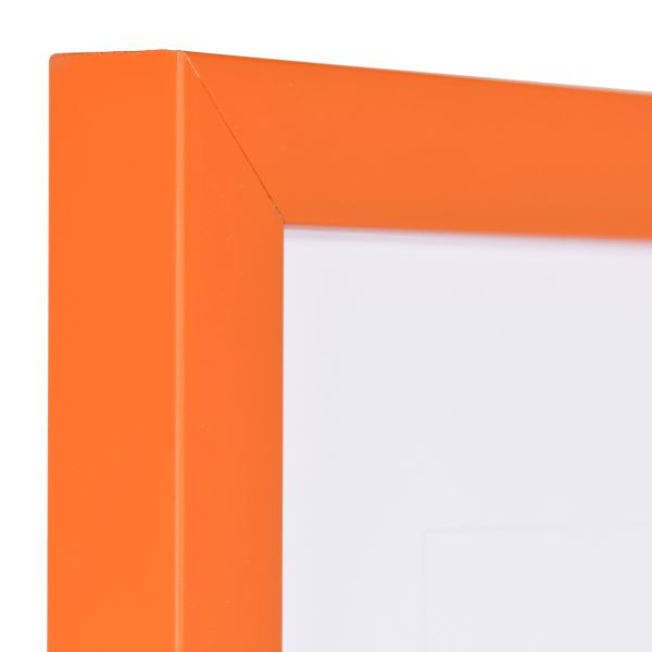 Zicht op de hoek van een oranje fotolijst met een gesloten, glad oppervlak en een kubusvormig profiel