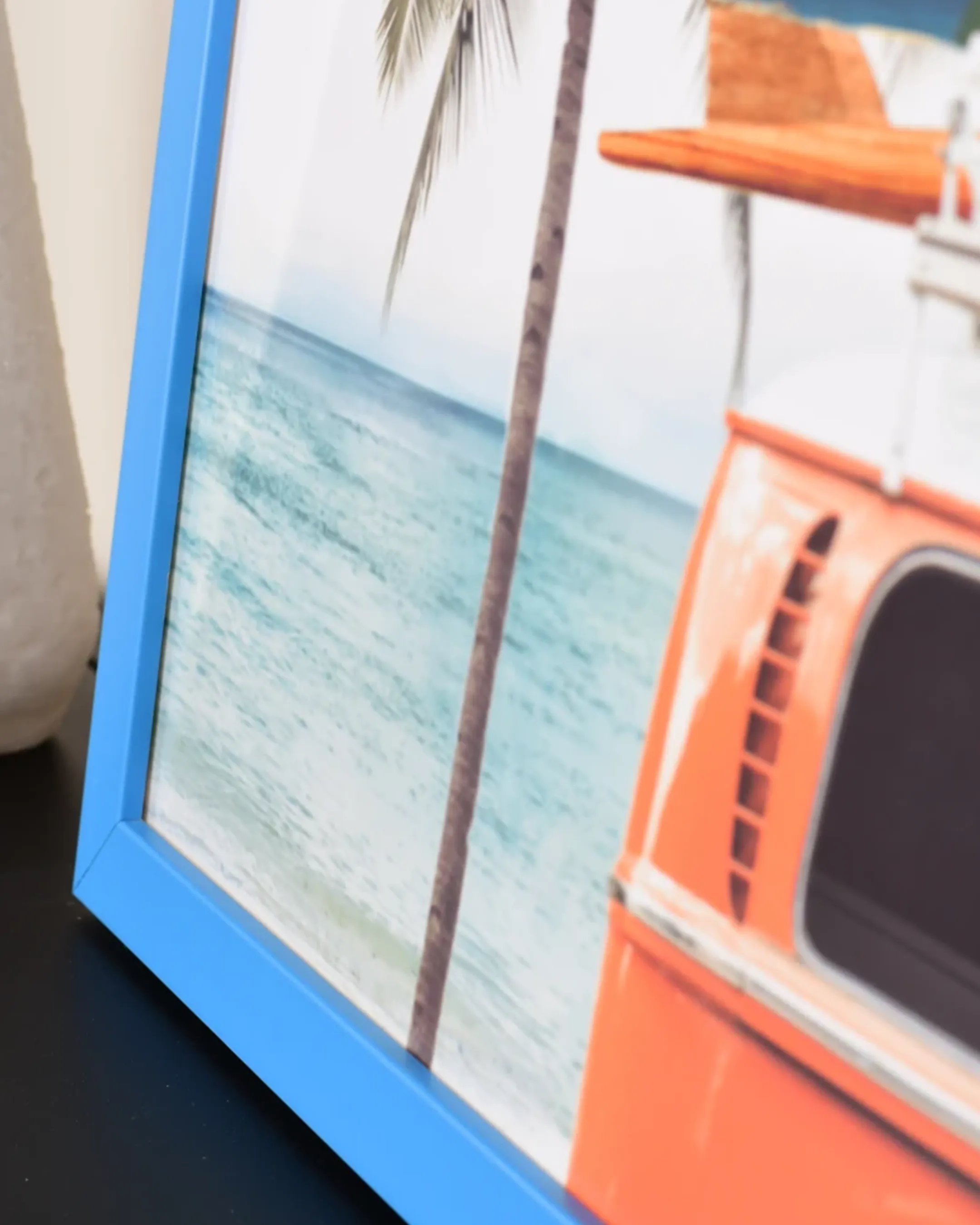 Houten fotolijst Paula Blauw in een interieur
