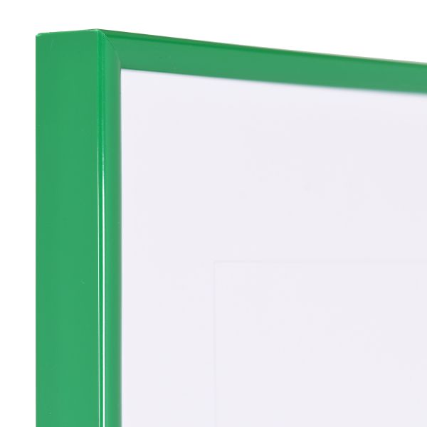 Ansicht der Ecke eines grÃ¼nen, schmalen Kunststoffrahmens mit Halbrundprofil