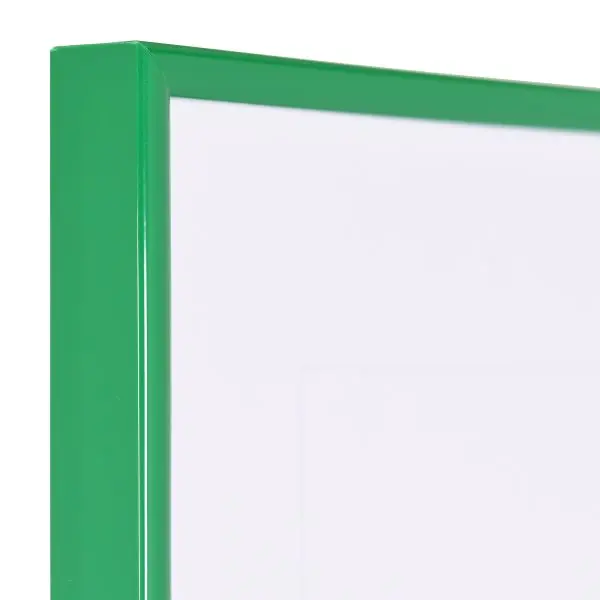 Ansicht der Ecke eines grÃ¼nen, schmalen Kunststoffrahmens mit Halbrundprofil