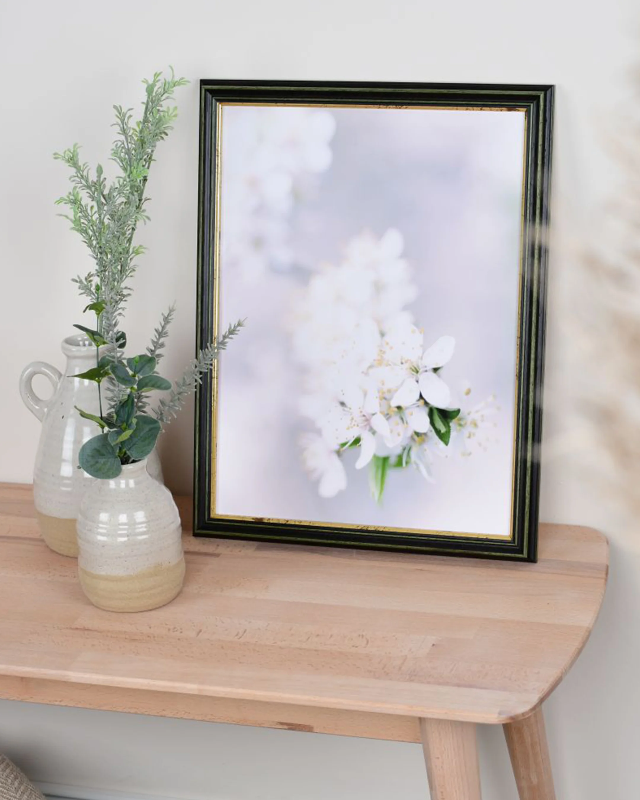 Houten fotolijst Annelie groen in een interieur