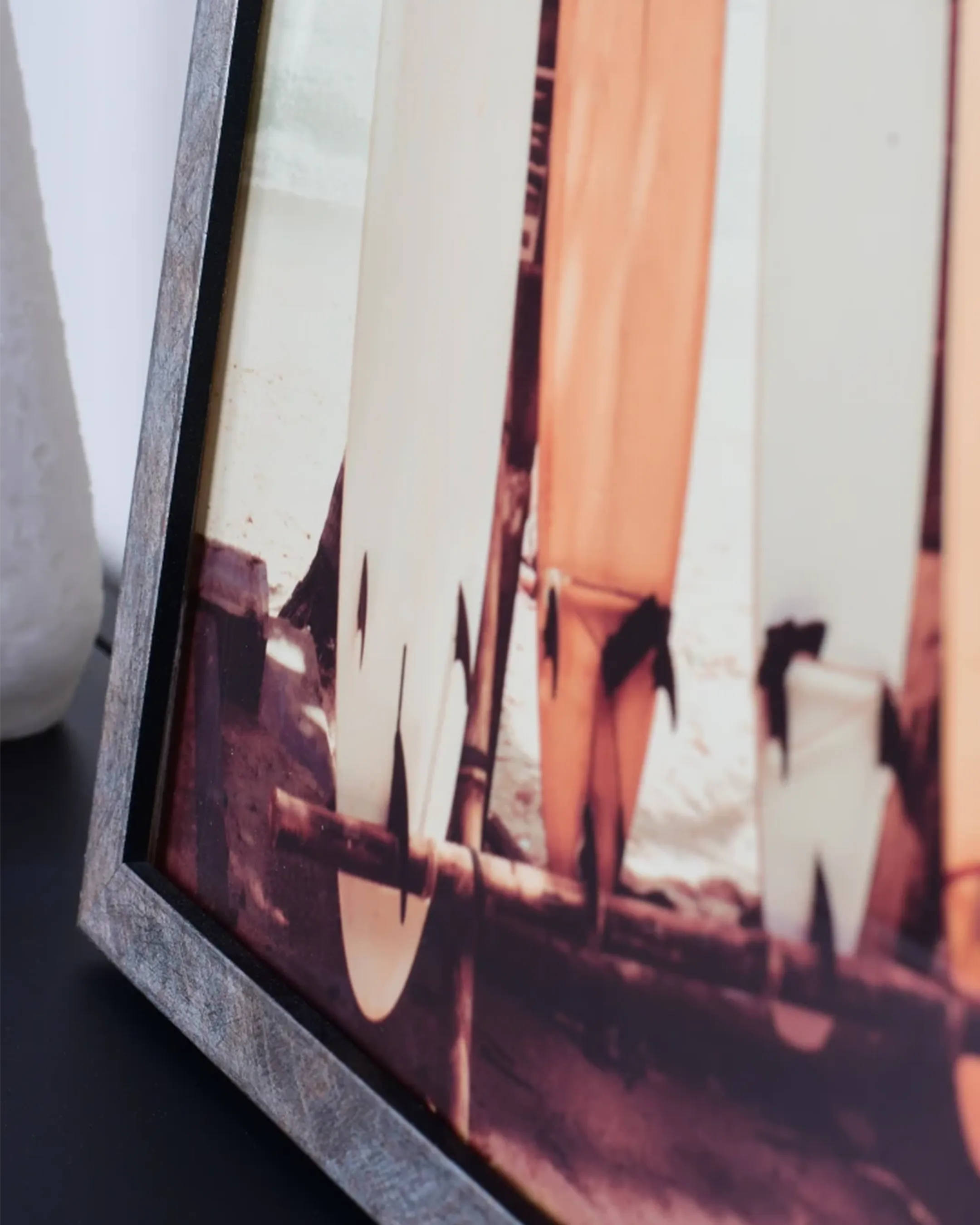 Houten fotolijst Romy antraciet in een interieur