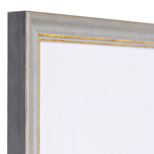 Ansicht der Ecke eines grauen Shabby Chic Holzrahmens mit leicht aufgerauter OberflÃ¤che und goldener Zierkante