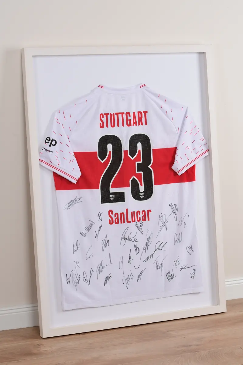Lijst met voetbalshirt in de kleur wit