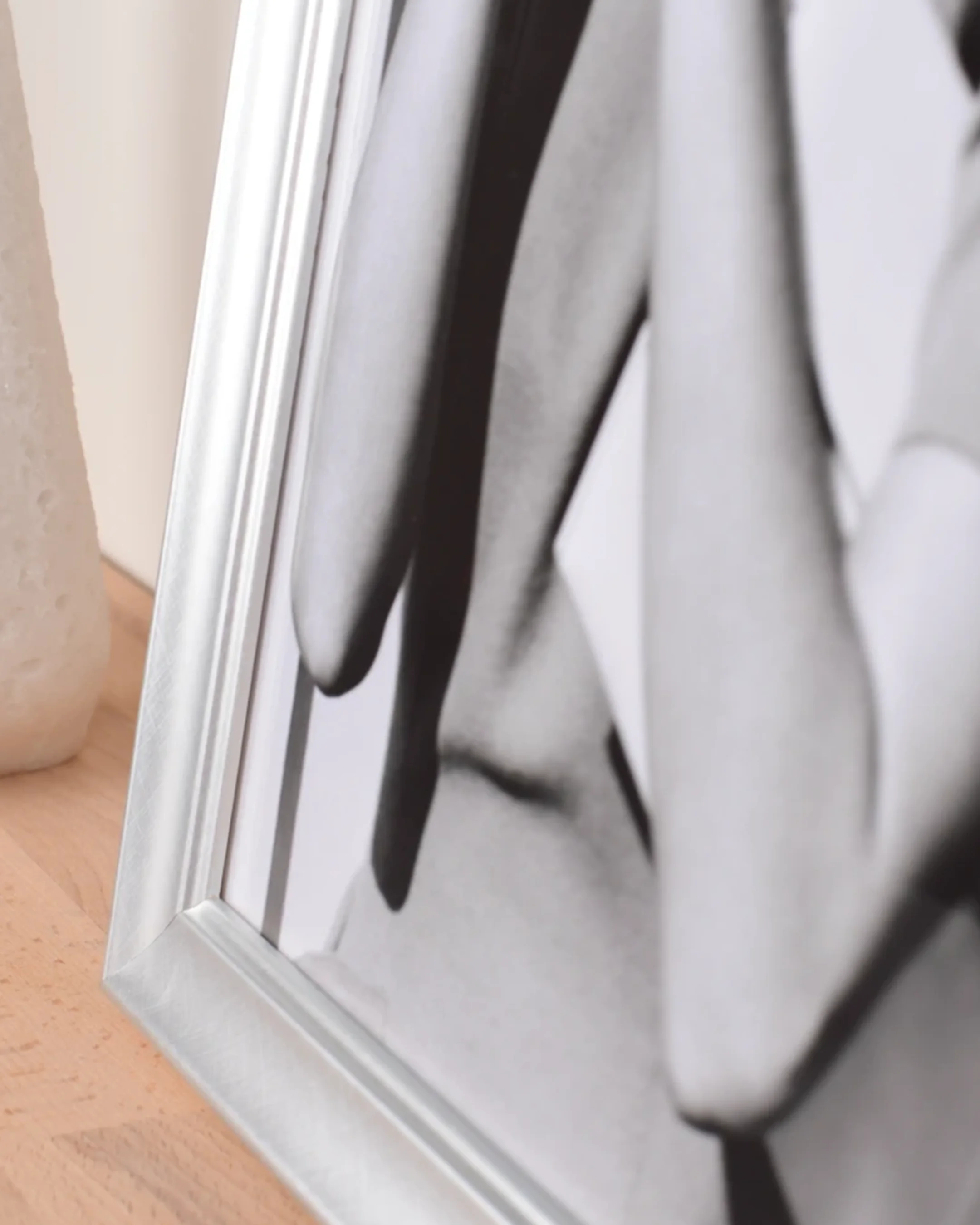 Houten fotolijst Kaja zilver in een interieur