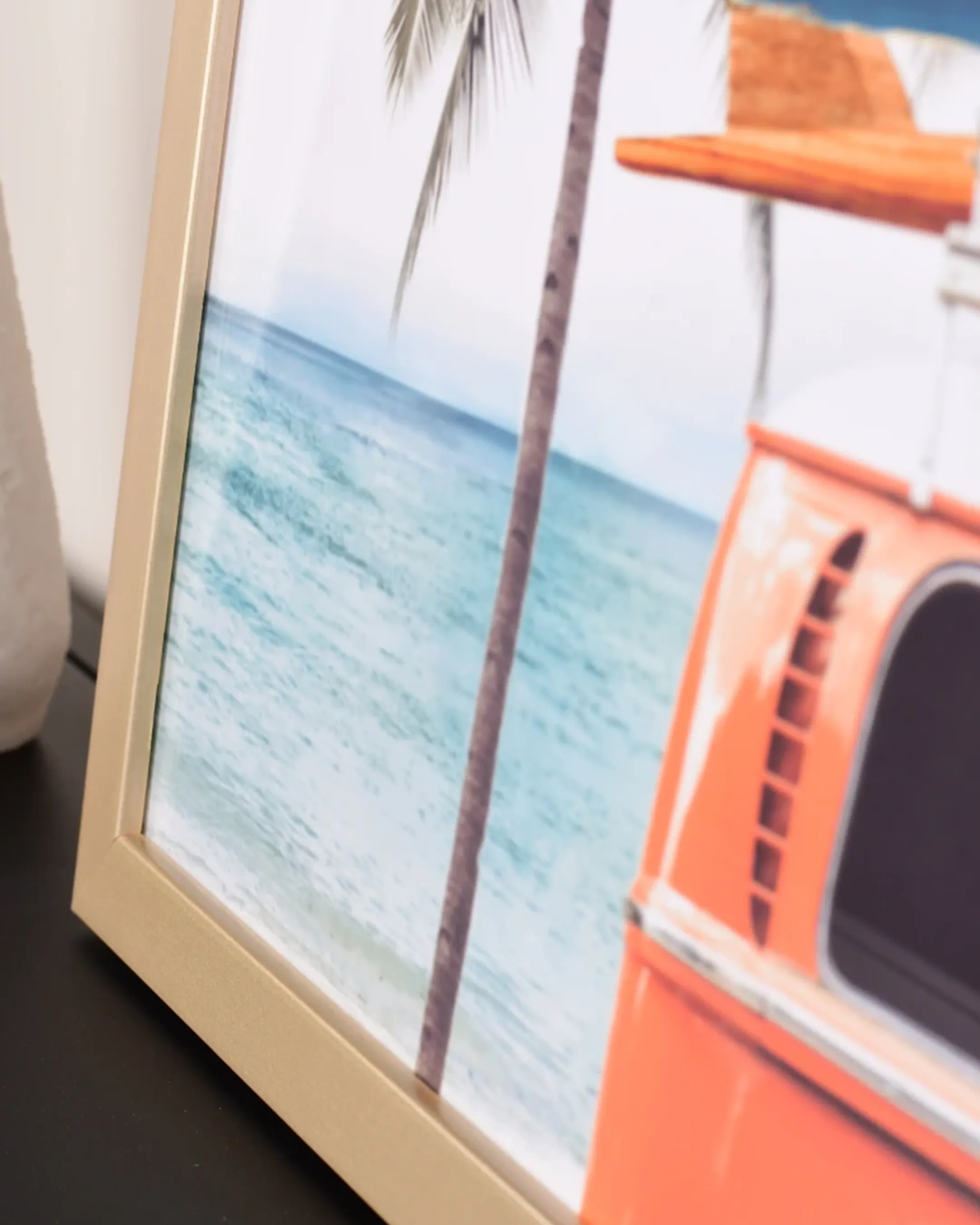 Houten fotolijst Paula Goud in een interieur