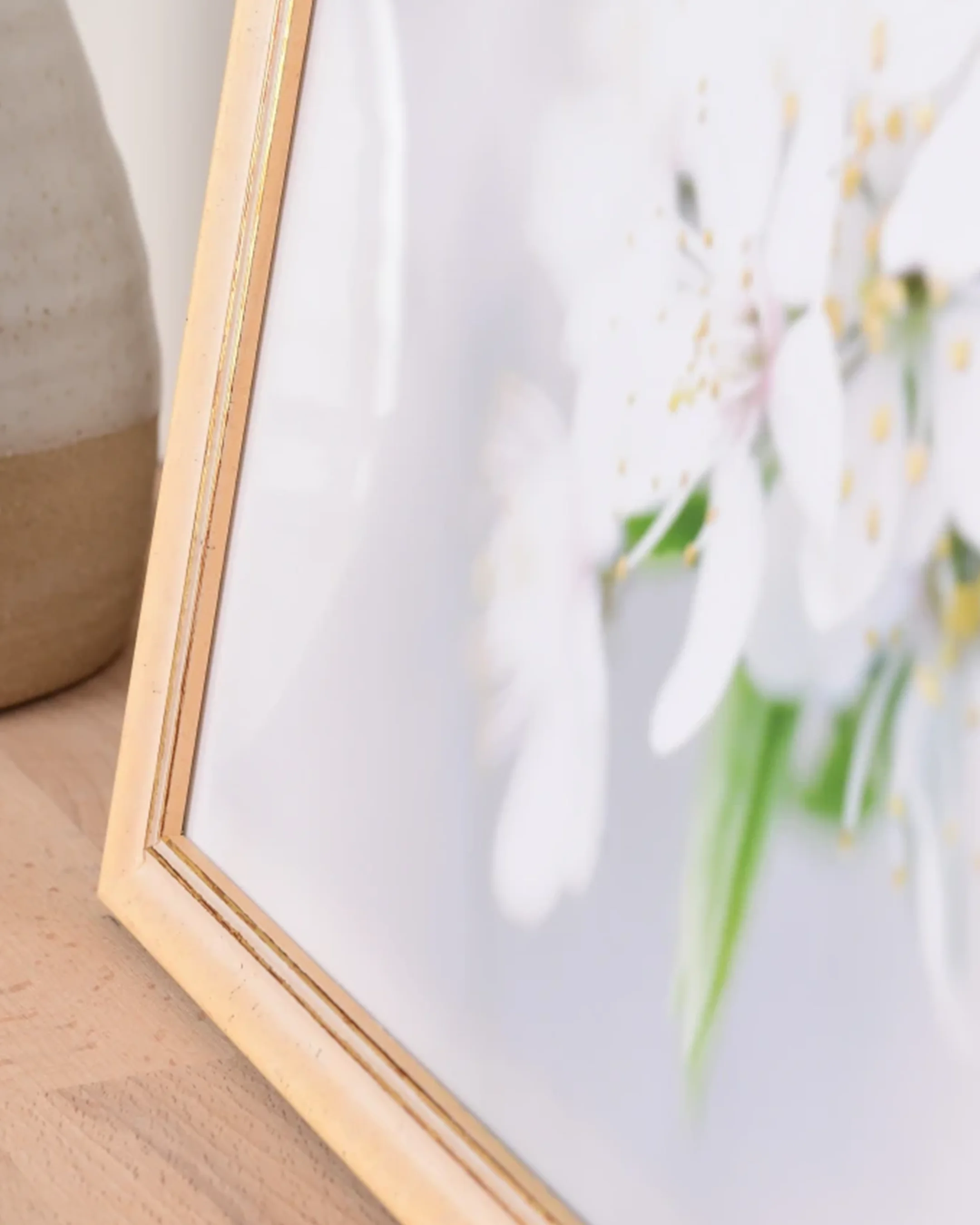 Vintage houten fotolijst Alma Geel in een interieur