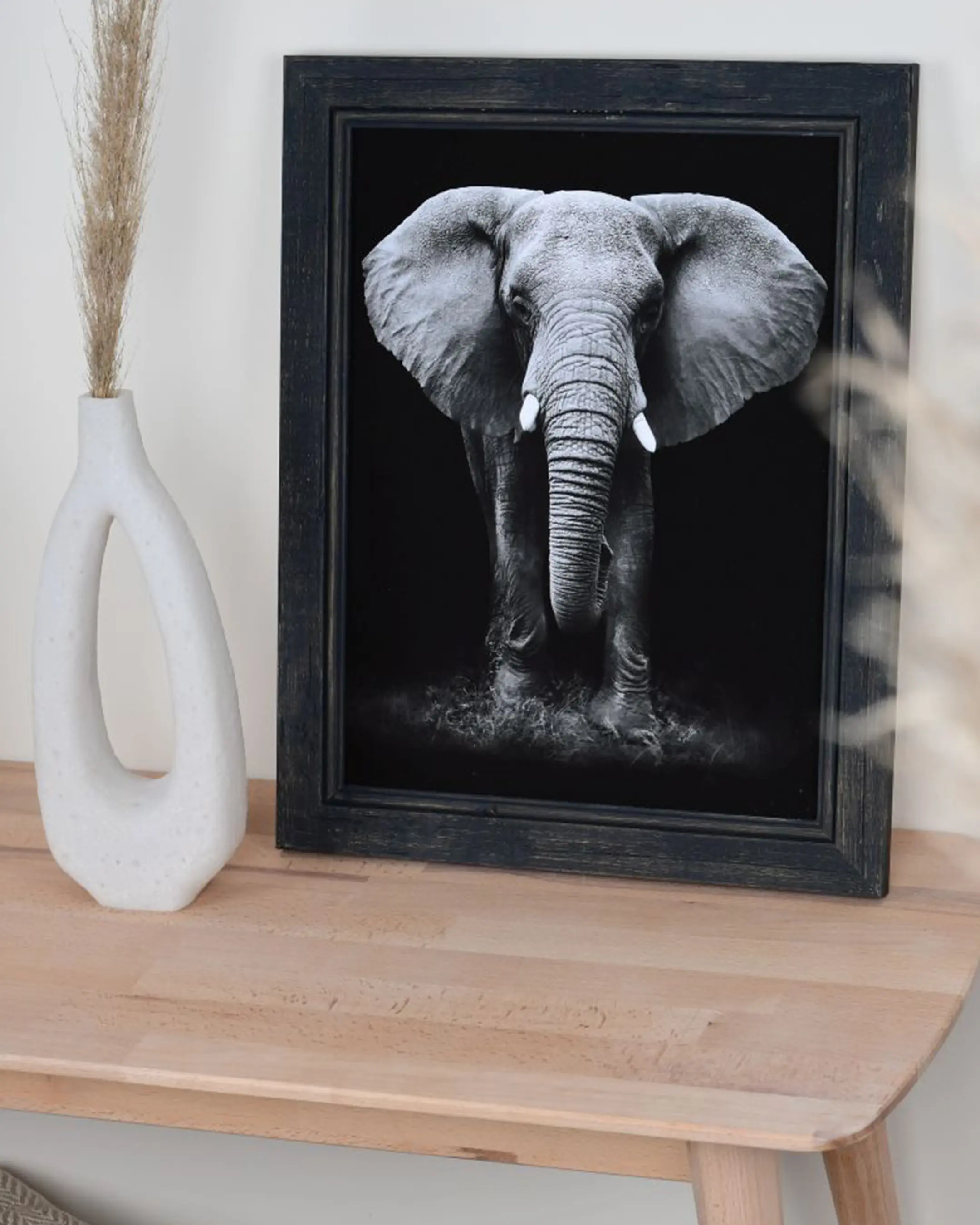 Vintage houten fotolijst Insa zwart in een interieur